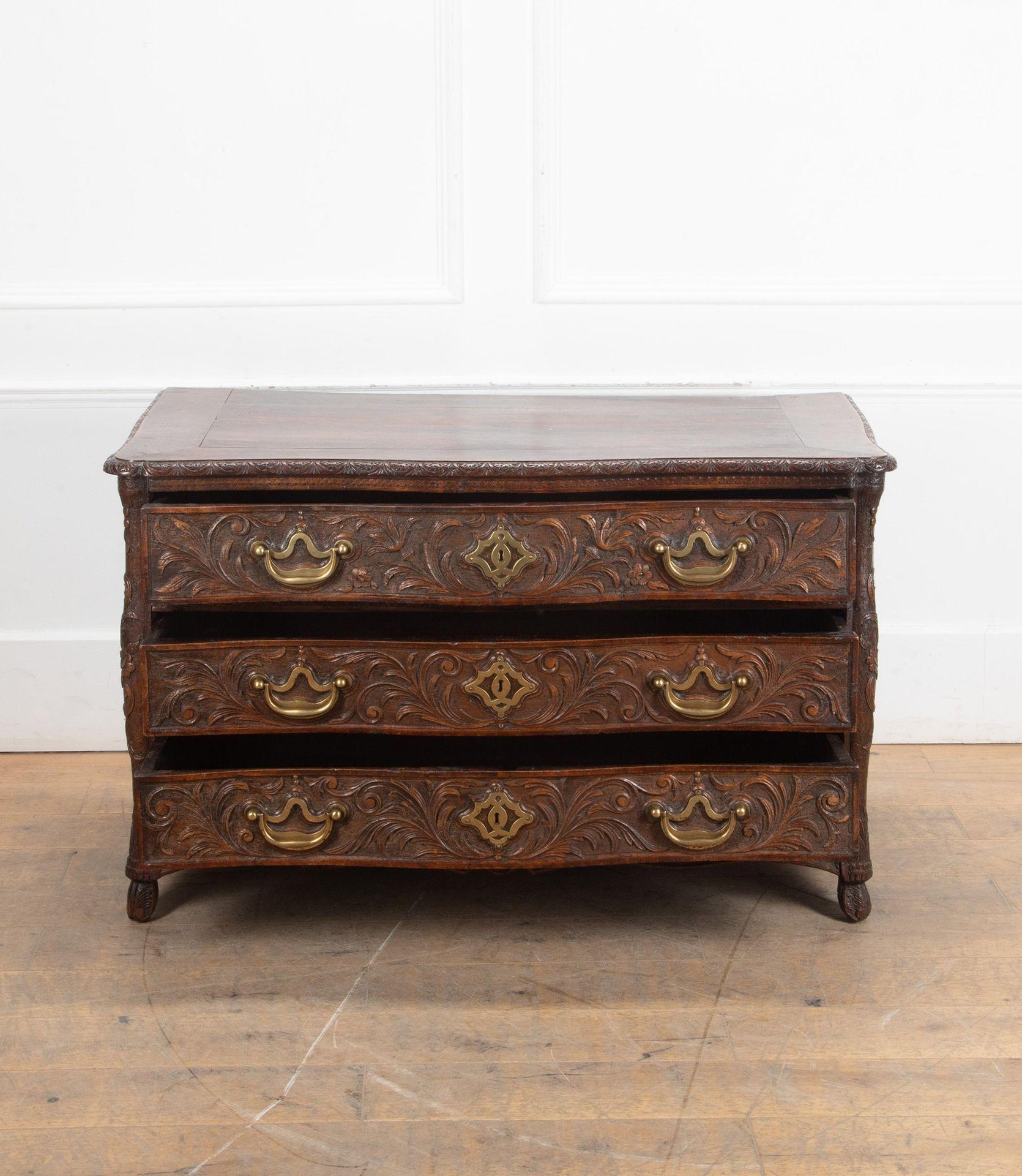 Meravigliosa commode in legno di noce del XVIII secolo.
Molto probabilmente è italiano, della metà del XVIII secolo.
Favolosi dettagli intagliati su ogni cassetto e sui lati. Con tutte le maniglie e le chiavi originali in ottone.
Circa 1740.