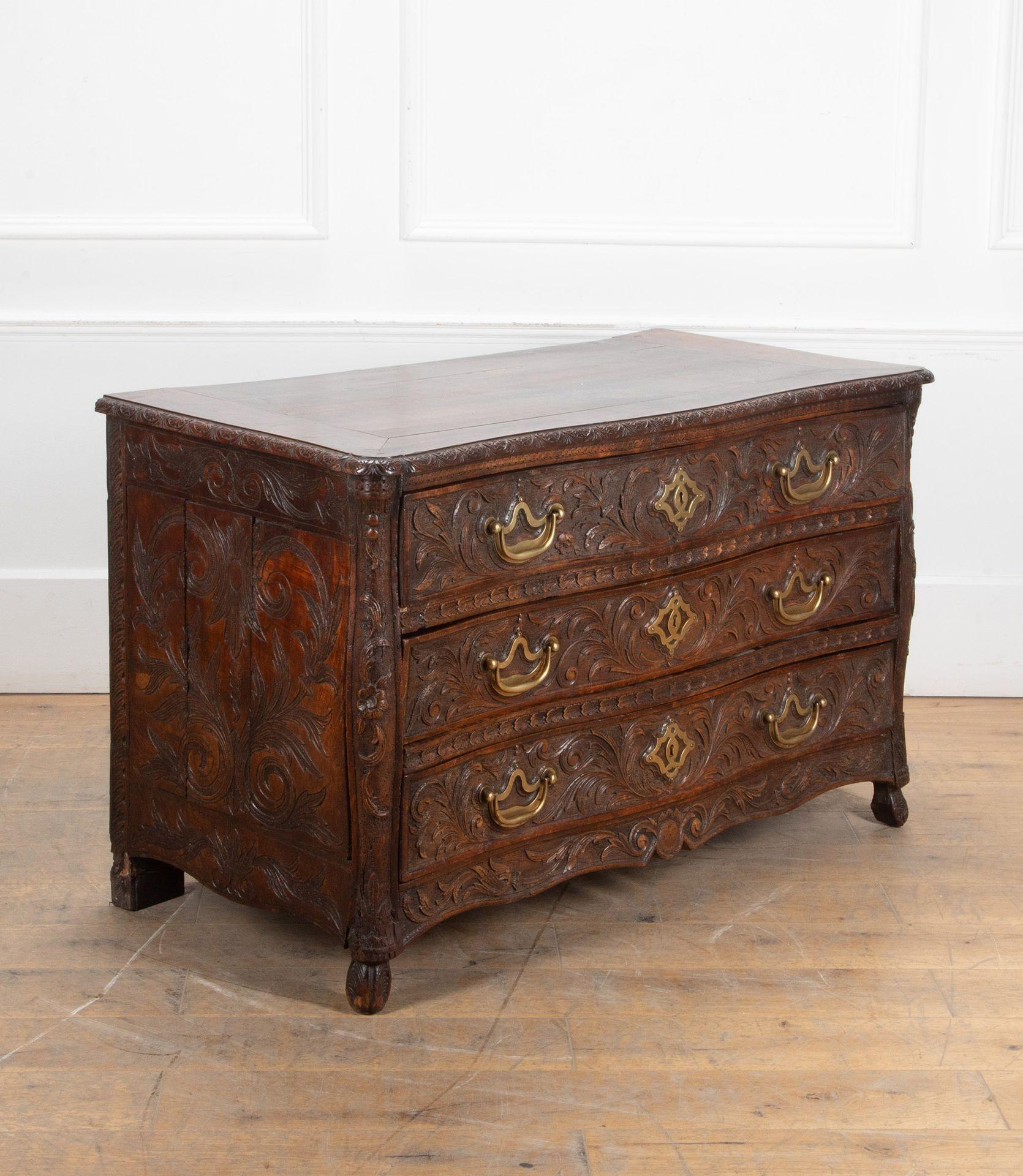 Rococò Commode in legno di noce del XVIII secolo in vendita