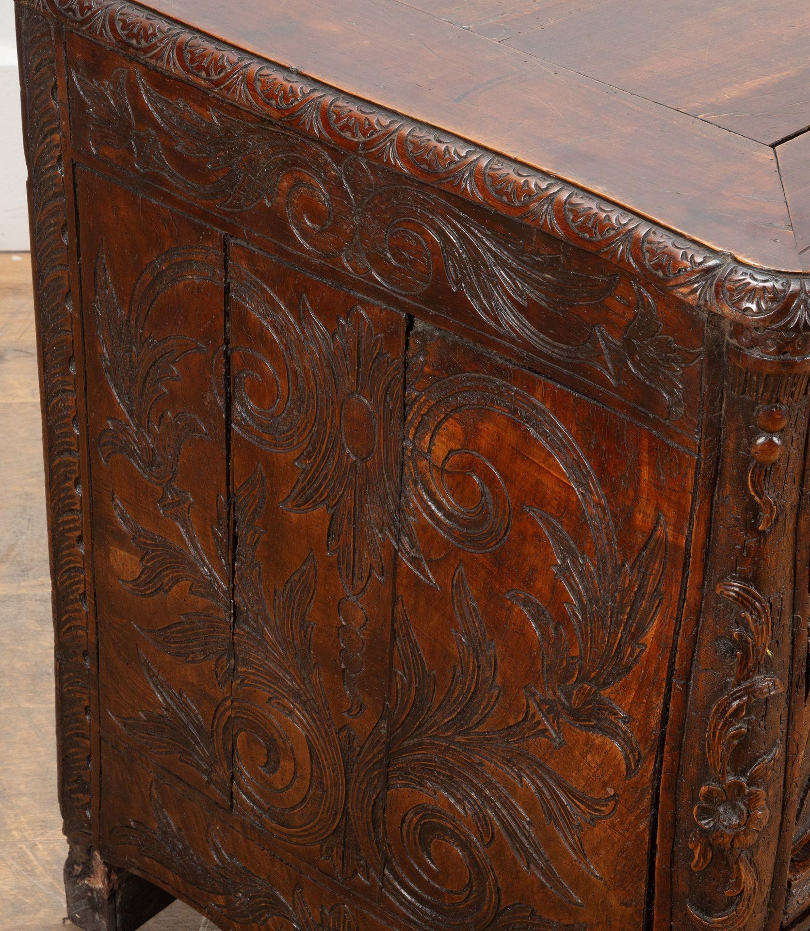 Ottone Commode in legno di noce del XVIII secolo in vendita