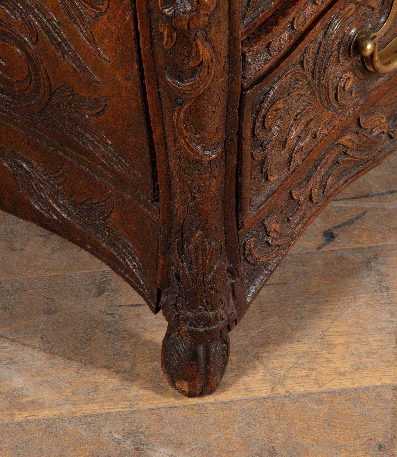 Commode in legno di noce del XVIII secolo in vendita 1