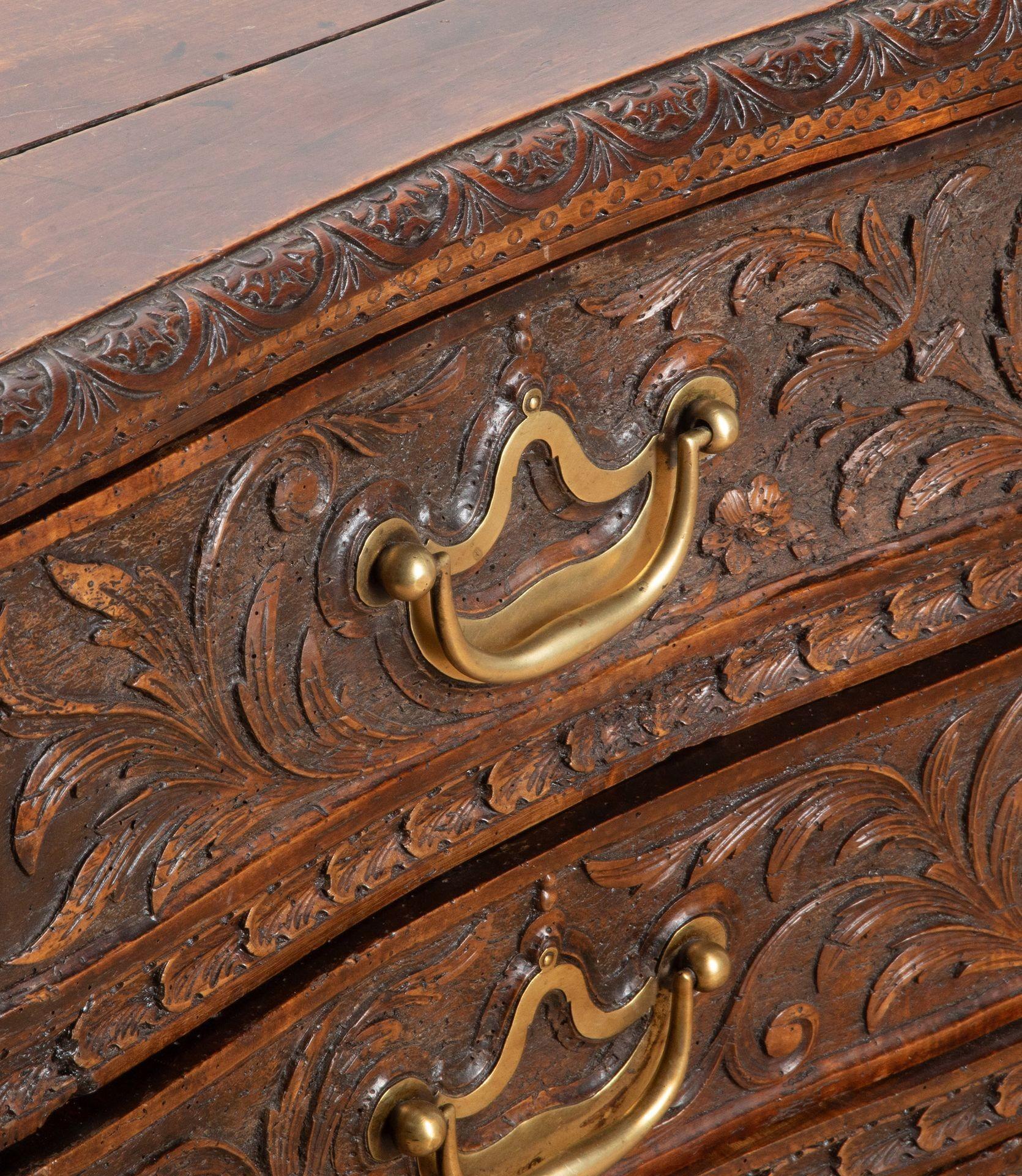 Commode in legno di noce del XVIII secolo in vendita 2