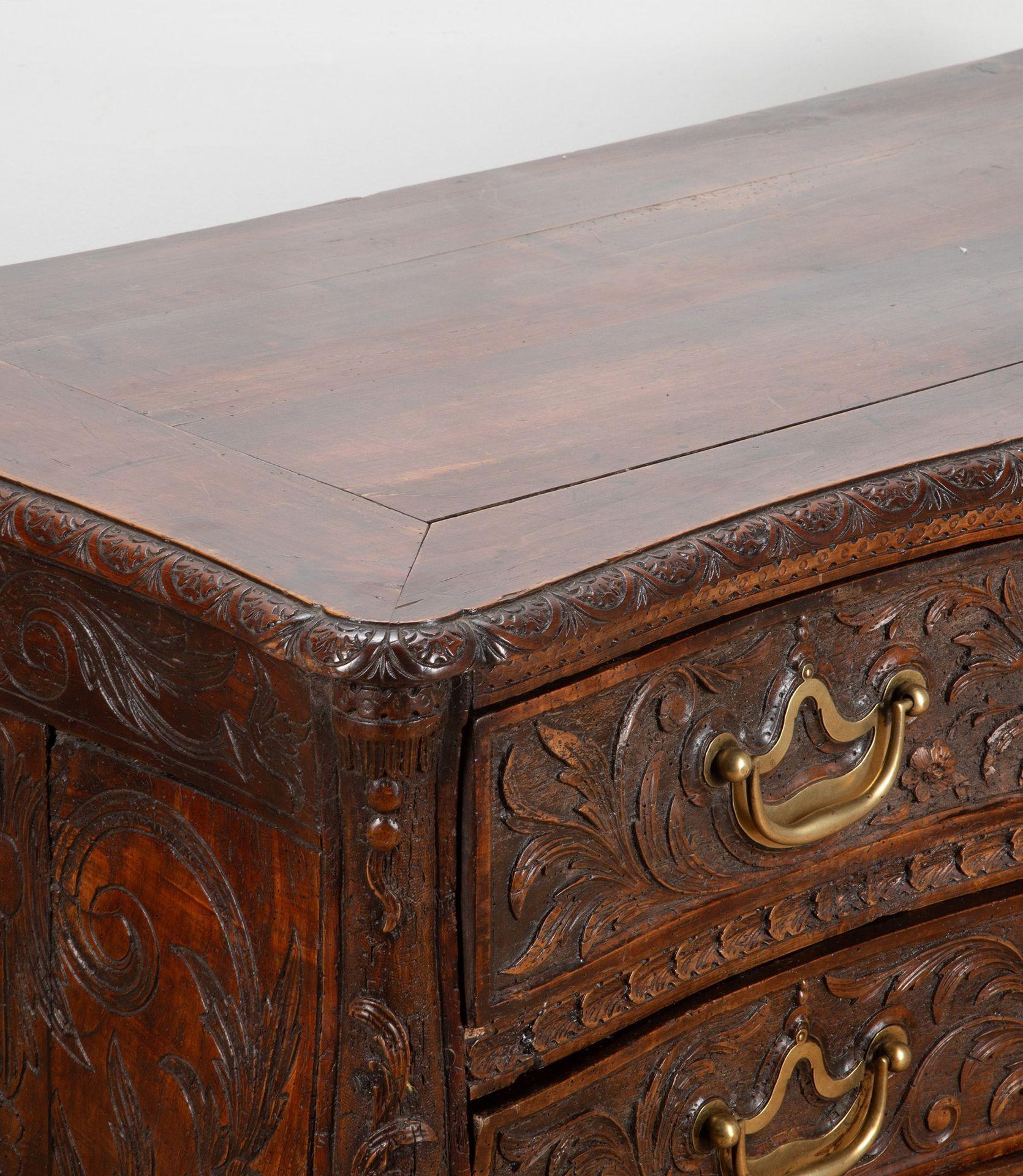 Commode in legno di noce del XVIII secolo in vendita 3