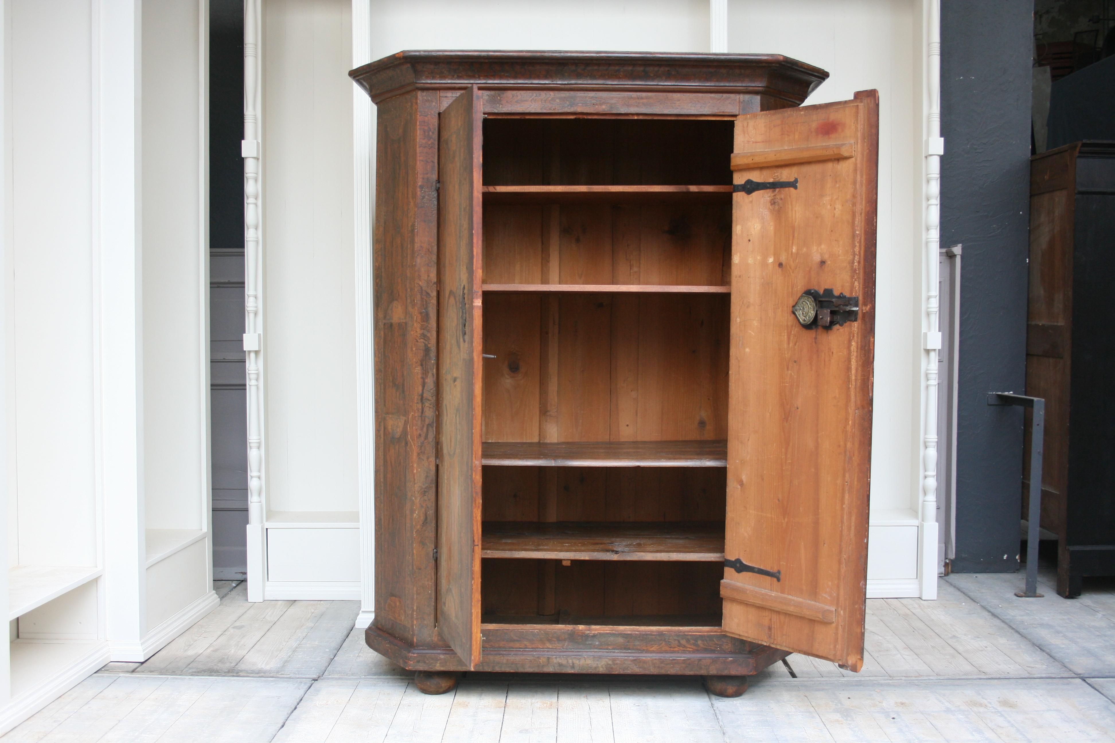 18th Century South German Armoire in Original Paint (Deutsch)