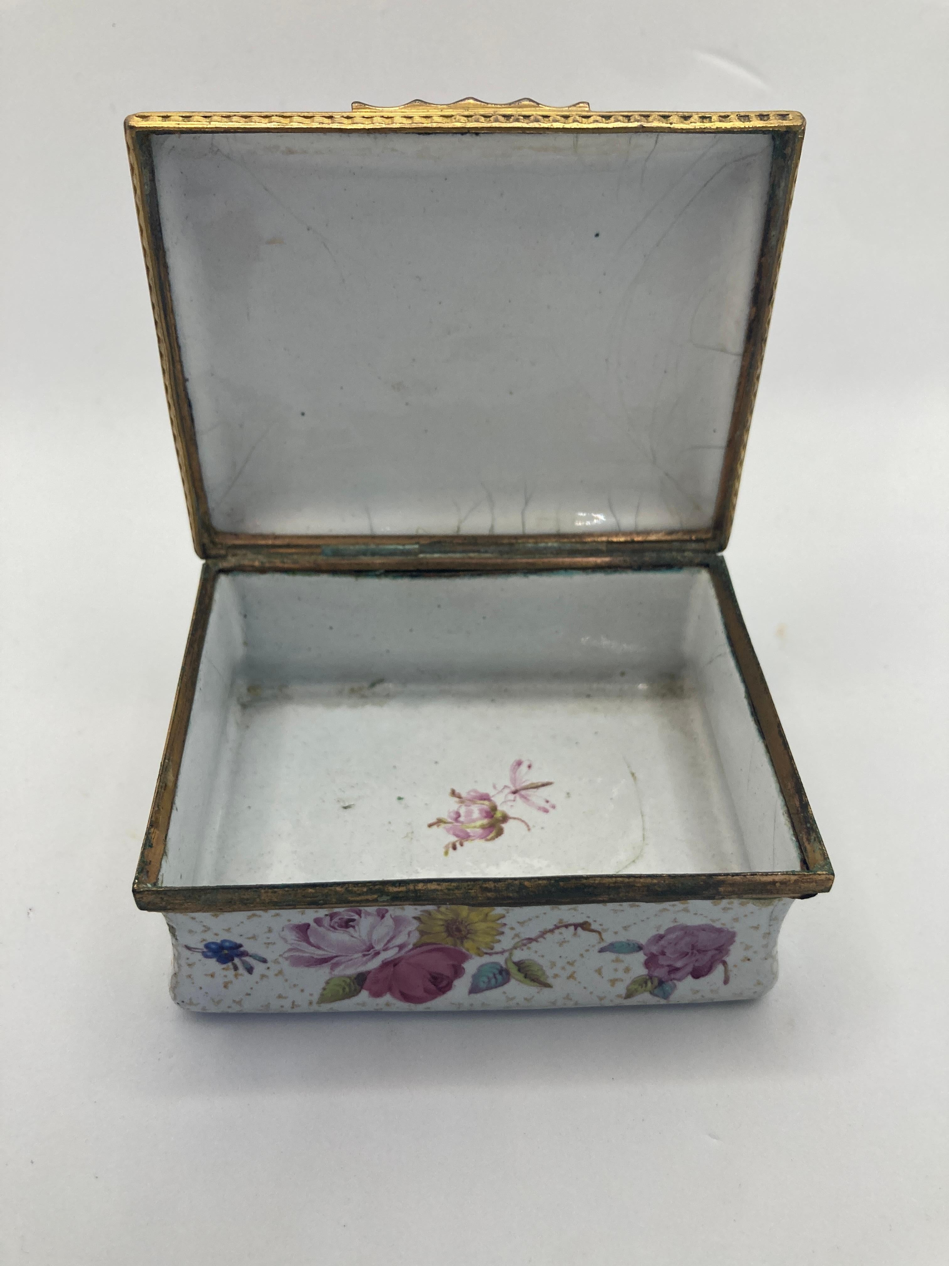 Caja de rapé del siglo XVIII del sur de Staffordshire - 'Cupido en el parque' Esmalte en venta