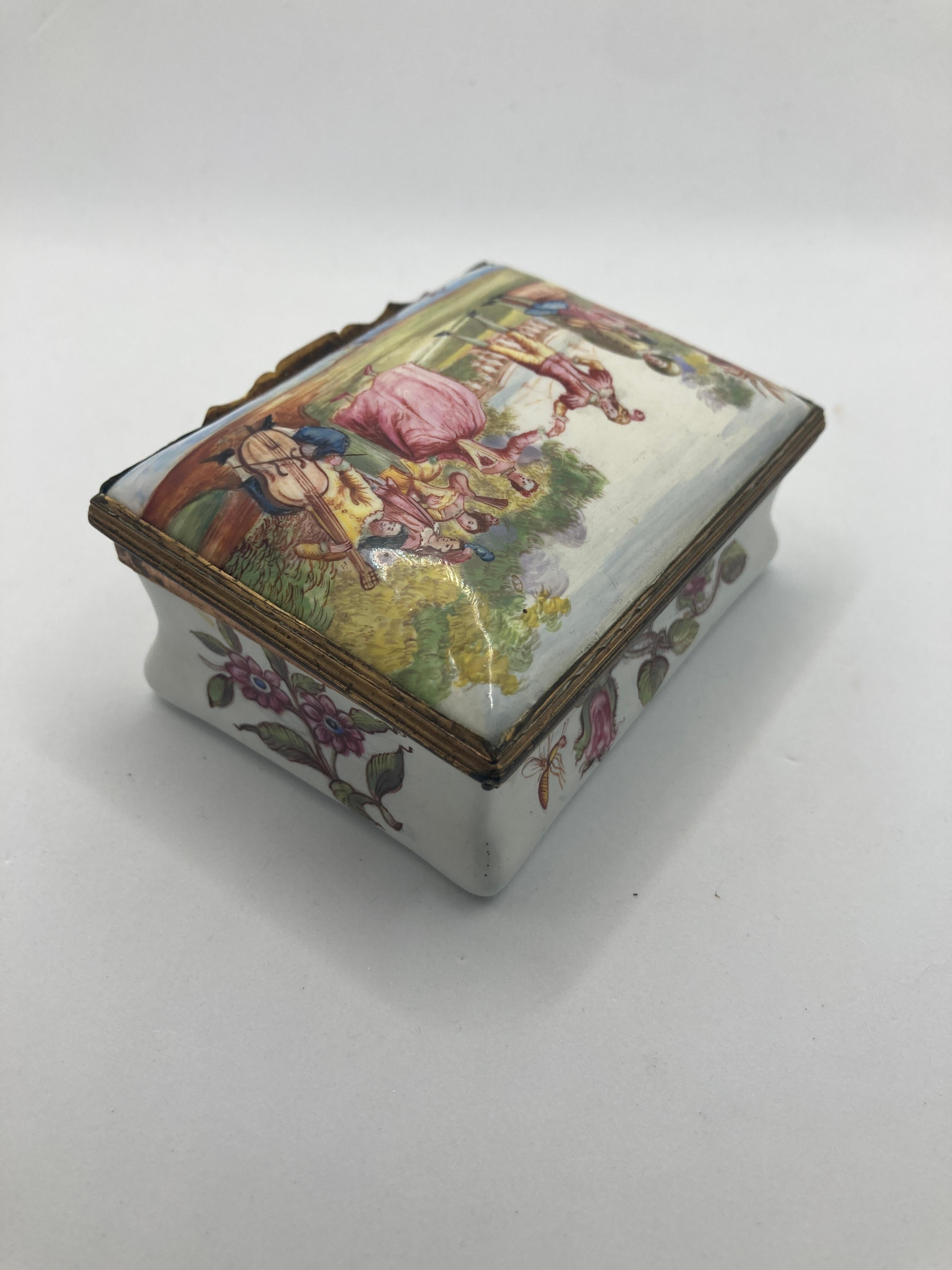 Rococo Tabatière du South Staffordshire du 18e siècle - « Musiciens in parkland » en vente