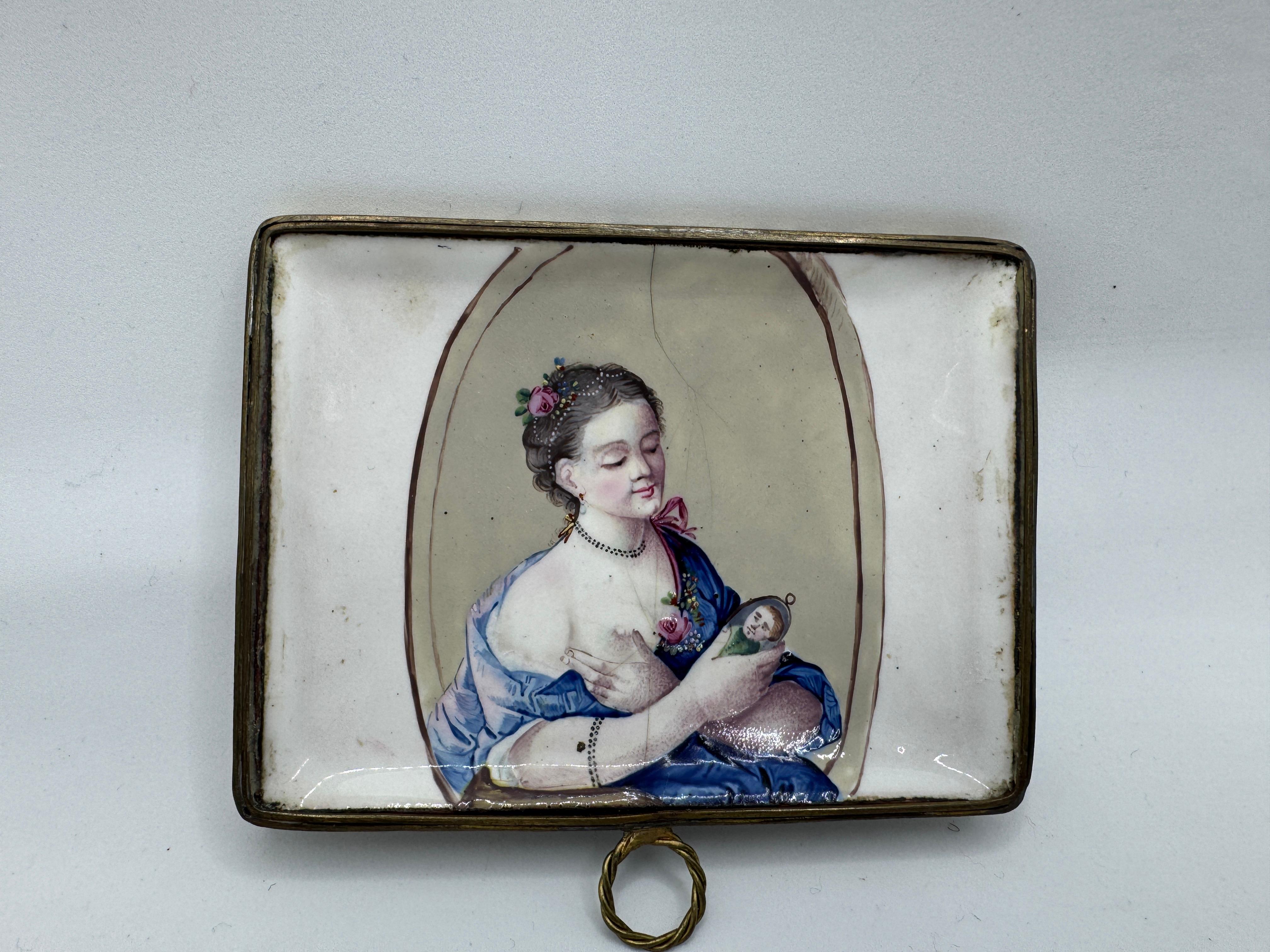 Caja de rapé del siglo XVIII, del sur de Staffordshire, con tapa y parte superior decoradas con una dama y un caballero con una flauta en un parque, borde de volutas doradas, parte inferior pintada con una imagen erótica de una dama que sostiene a