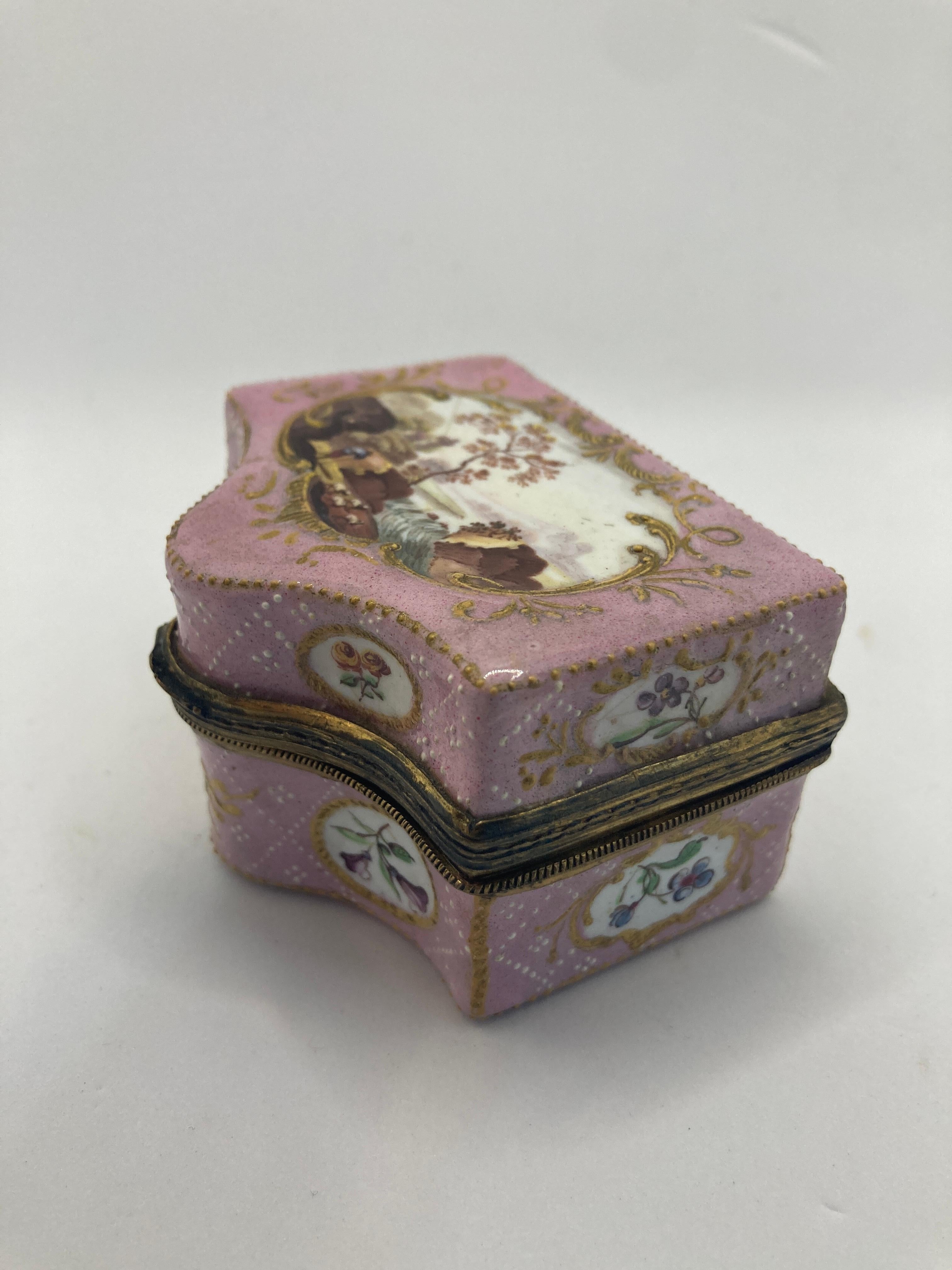 Caja de escritura del siglo XVIII, del sur de Staffordshire, decorada con frente de serpentina, fondo rosa reservado con un panel de paisaje fluvial, el interior conserva 3 frascos de vidrio con tapas de esmalte decoradas montadas en metal y