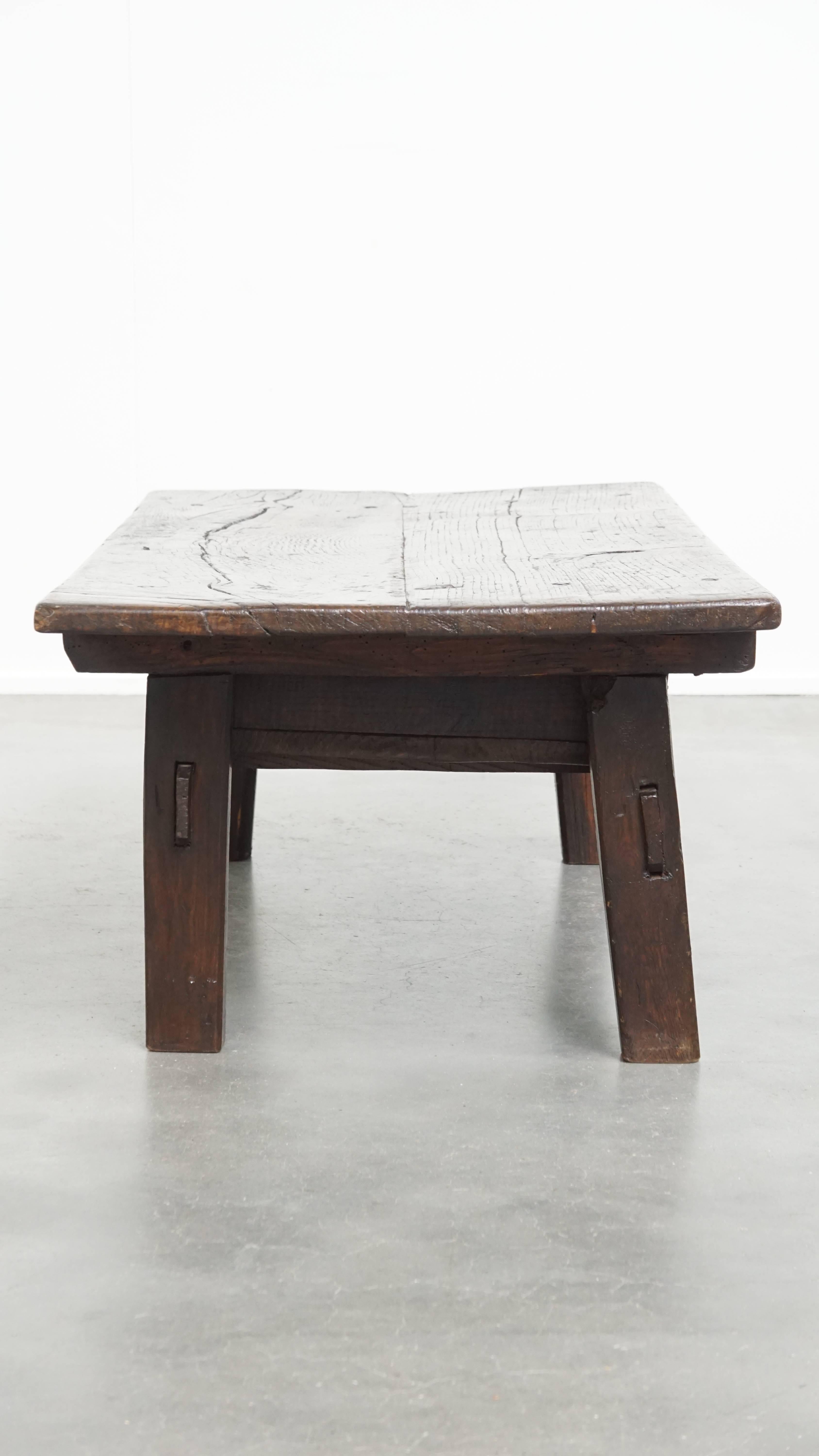 Classical Roman 18th-century Southern European antique farmhouse coffee table For Sale