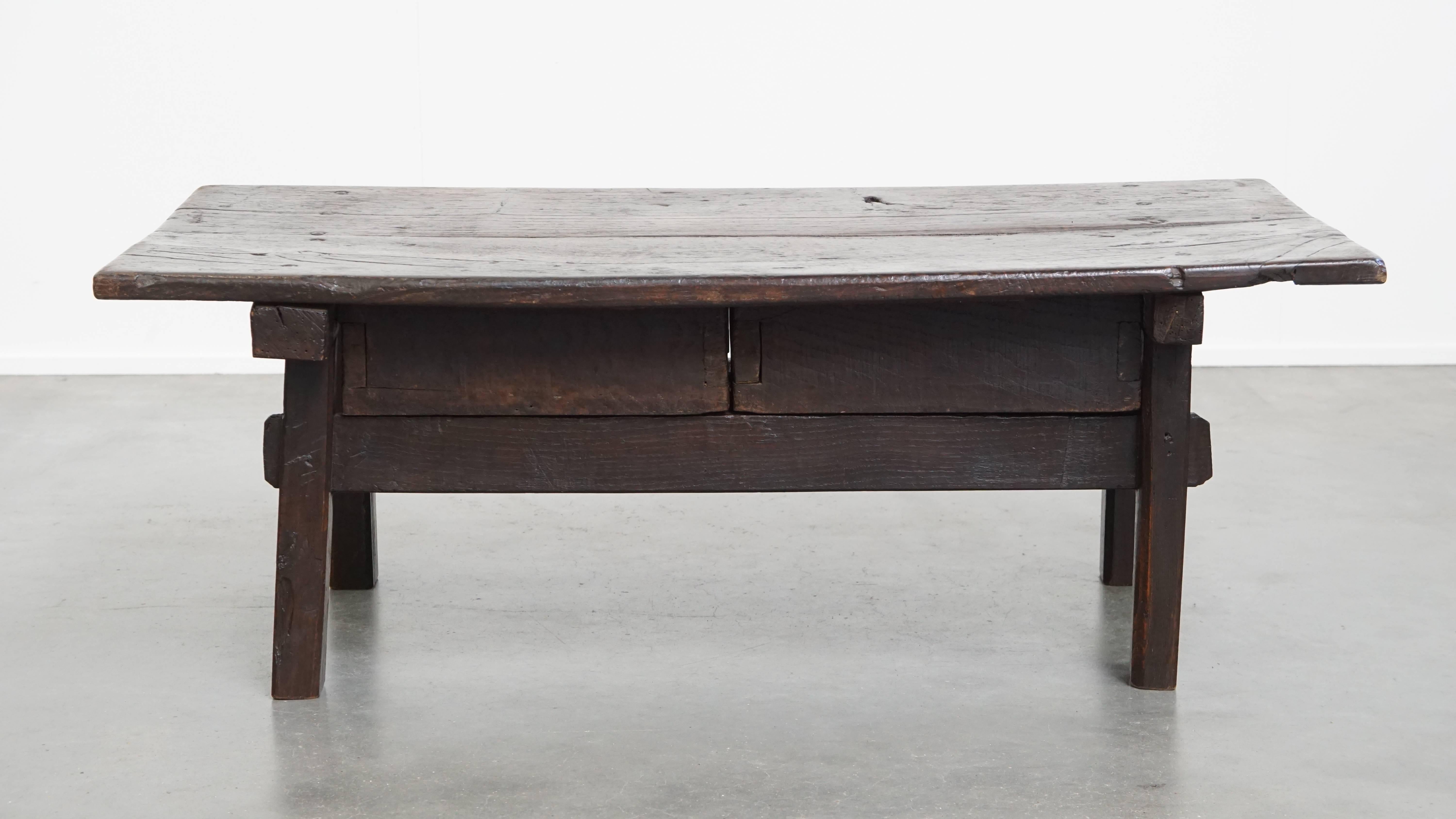 Hand-Crafted 18th-century Southern European antique farmhouse coffee table For Sale