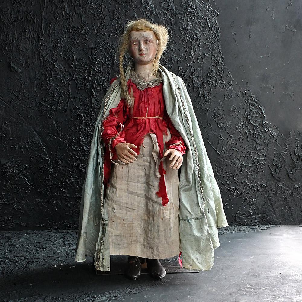 Figure de procession polychrome d'Europe du Sud du XVIIIe siècle

Figure de procession en pin et hêtre sculpté, polychrome et gesso, de la fin du 18e au début du 19e siècle, représentant une dame en robe du 18e siècle. Probablement d'origine
