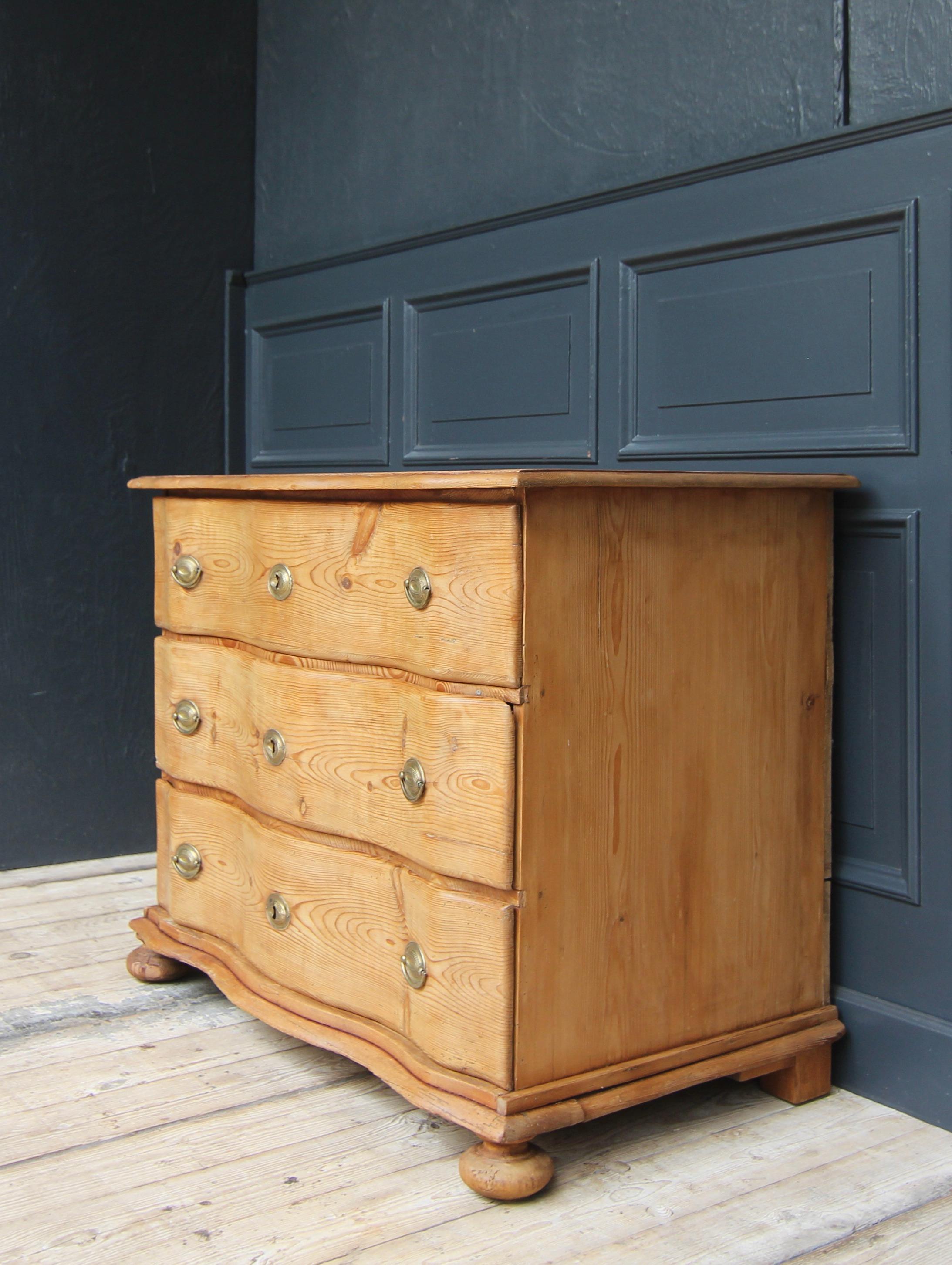Commode baroque du sud de l'Allemagne du XVIIIe siècle en vente 3