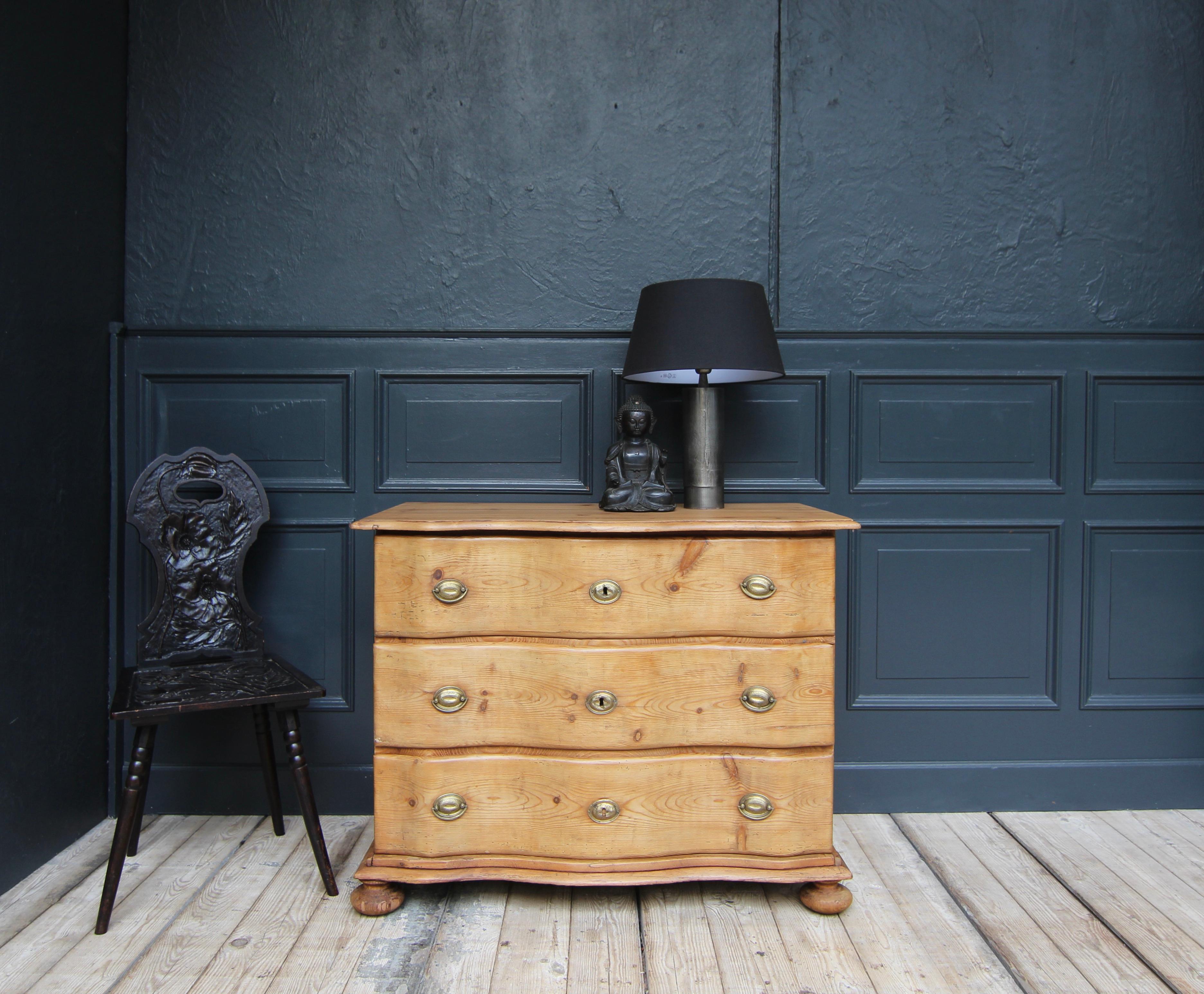 Commode baroque provinciale d'Allemagne du Sud du XVIIIe siècle. Fabriqué en pin.

Un meuble authentique au design puriste et élégant, avec de belles lignes courbes et douces.

A l'avant sur des pieds en boule pressés, à l'arrière sur des pieds en
