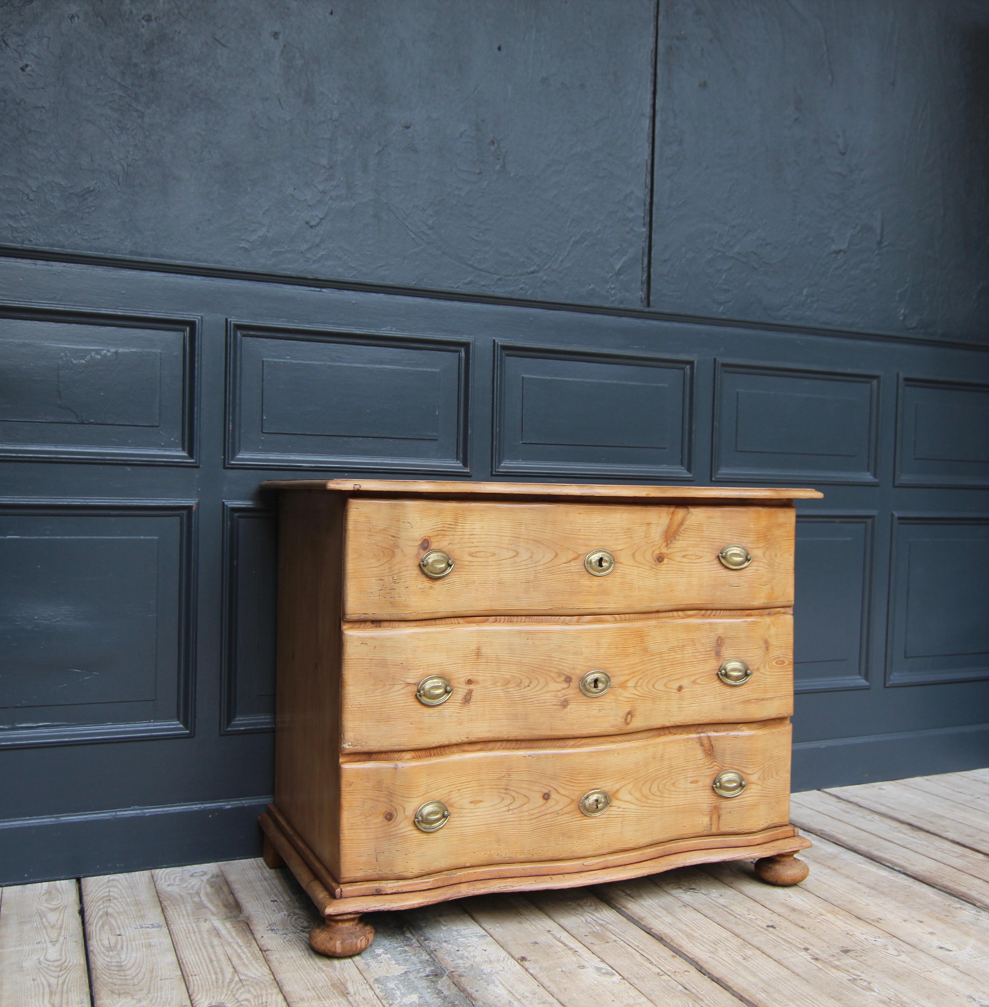Pin Commode baroque du sud de l'Allemagne du XVIIIe siècle en vente