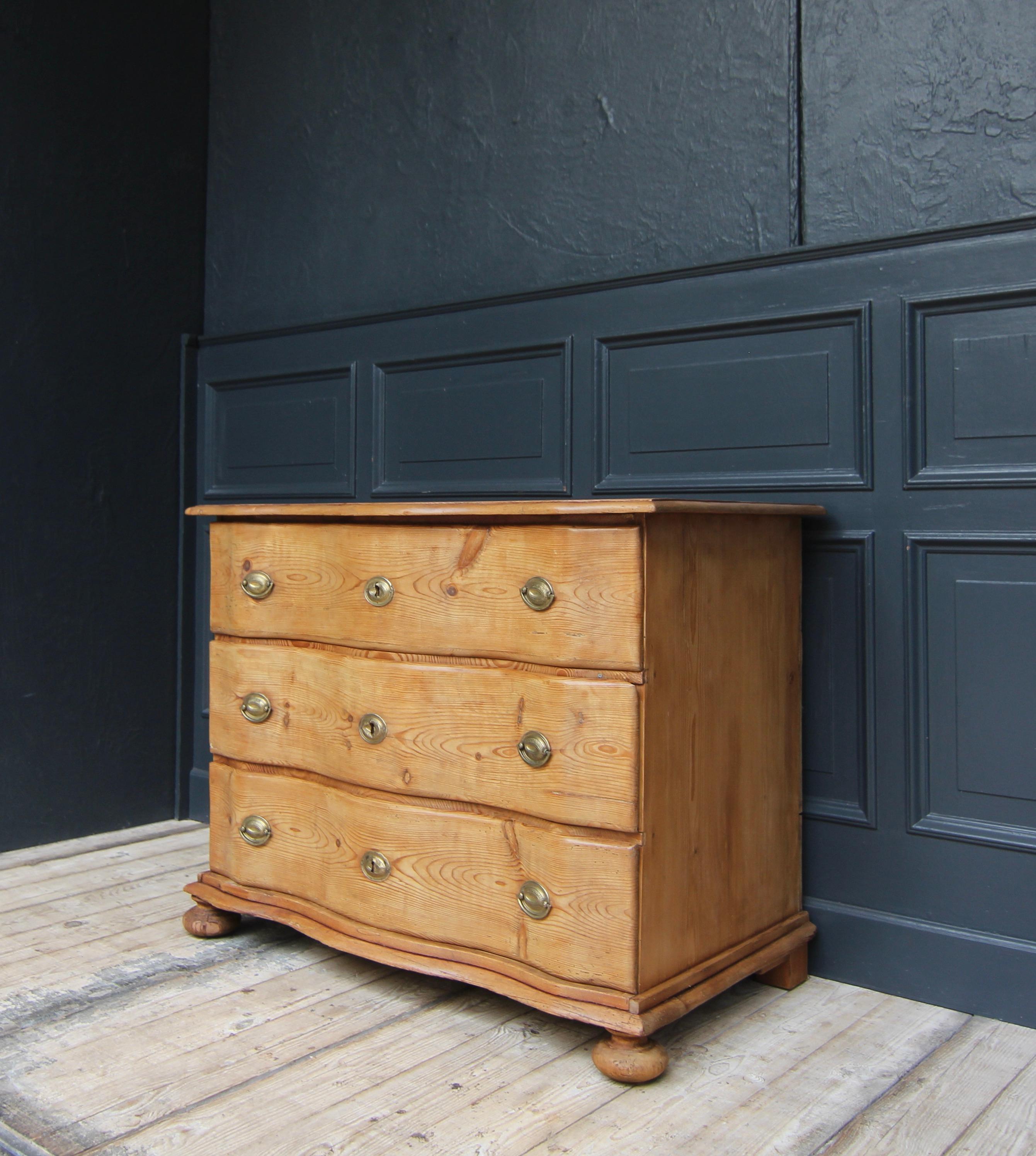 Commode baroque du sud de l'Allemagne du XVIIIe siècle en vente 2