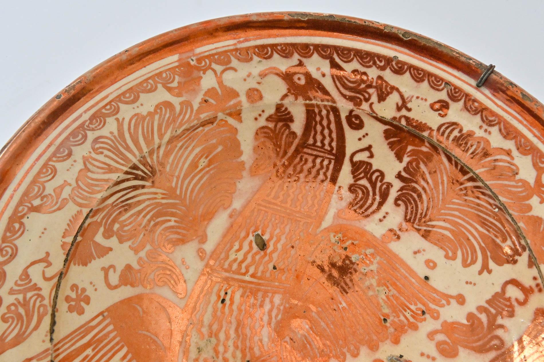 Vernissé Assiette en céramique espagnole Manises du 18ème siècle décorée de peintures lustrées en vente