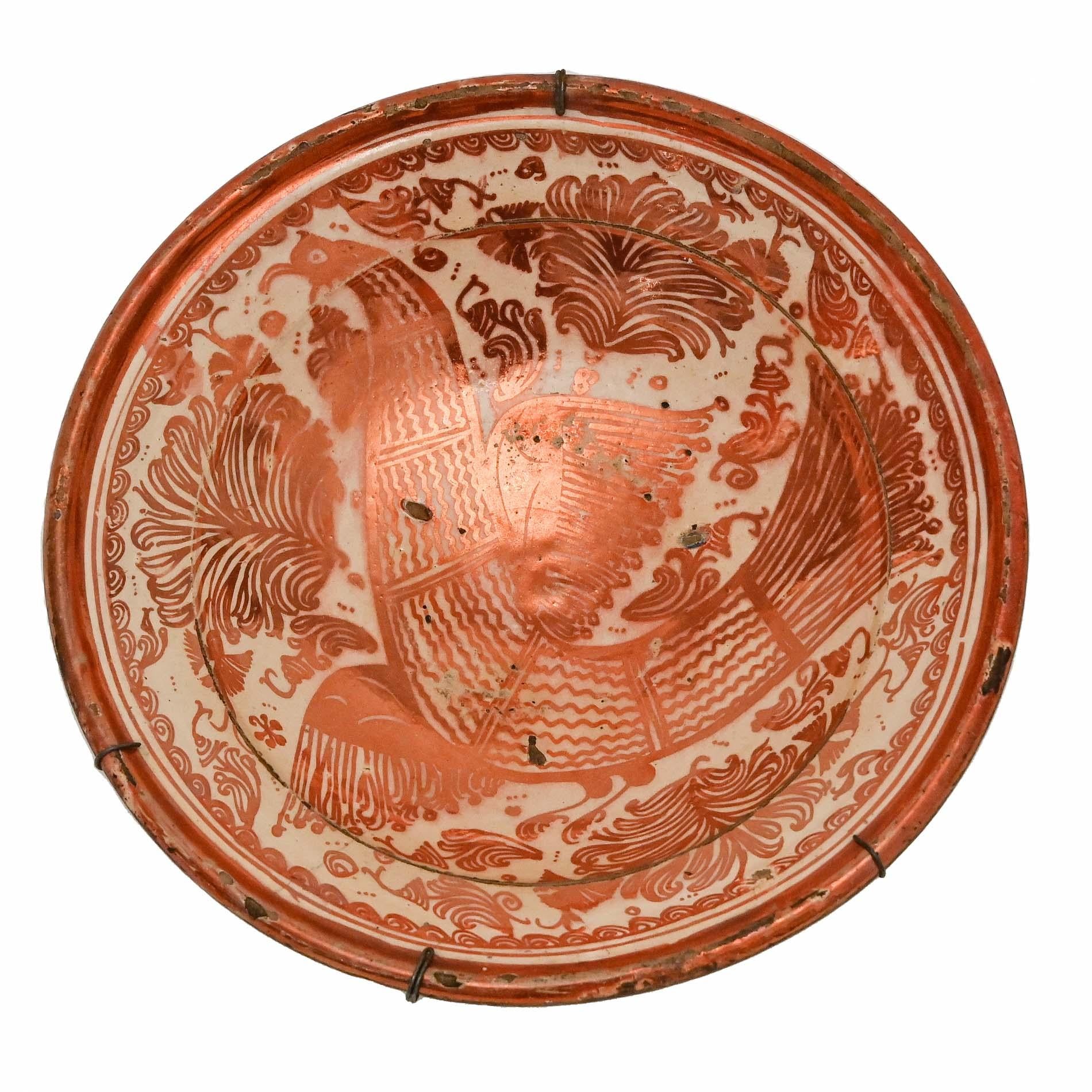 Début du XVIIIe siècle Assiette en céramique espagnole Manises du 18ème siècle décorée de peintures lustrées en vente