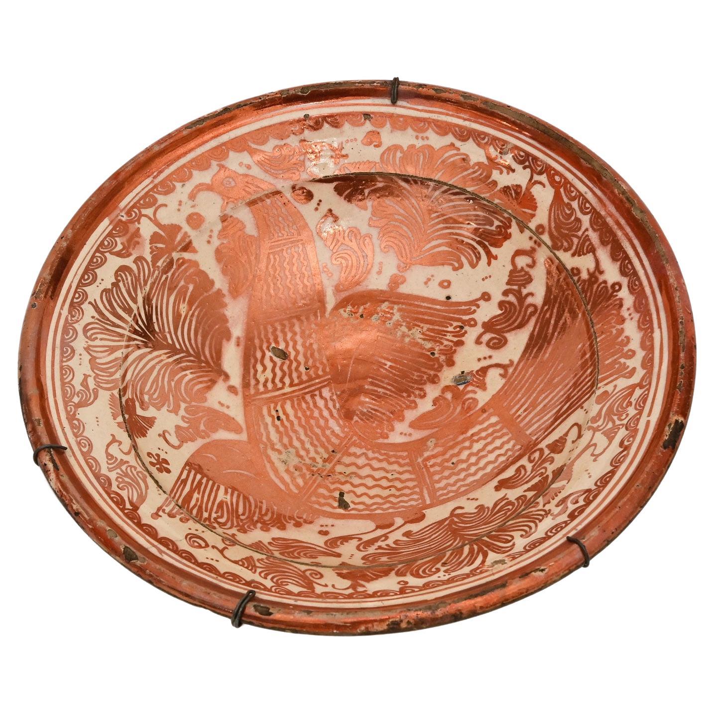 Assiette en céramique espagnole Manises du 18ème siècle décorée de peintures lustrées en vente