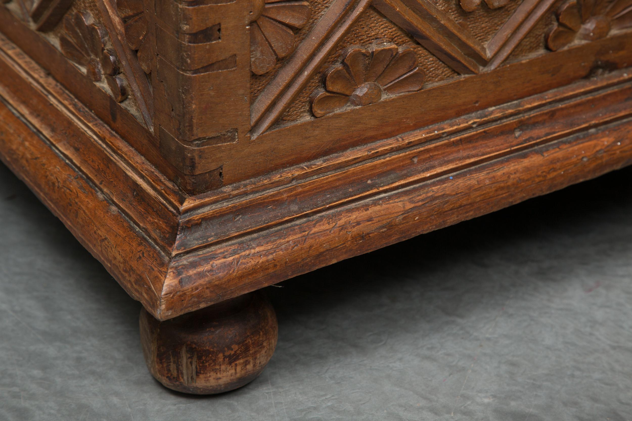 18th Century Spain Carved Walnut Blanket Chest In Good Condition In WEST PALM BEACH, FL
