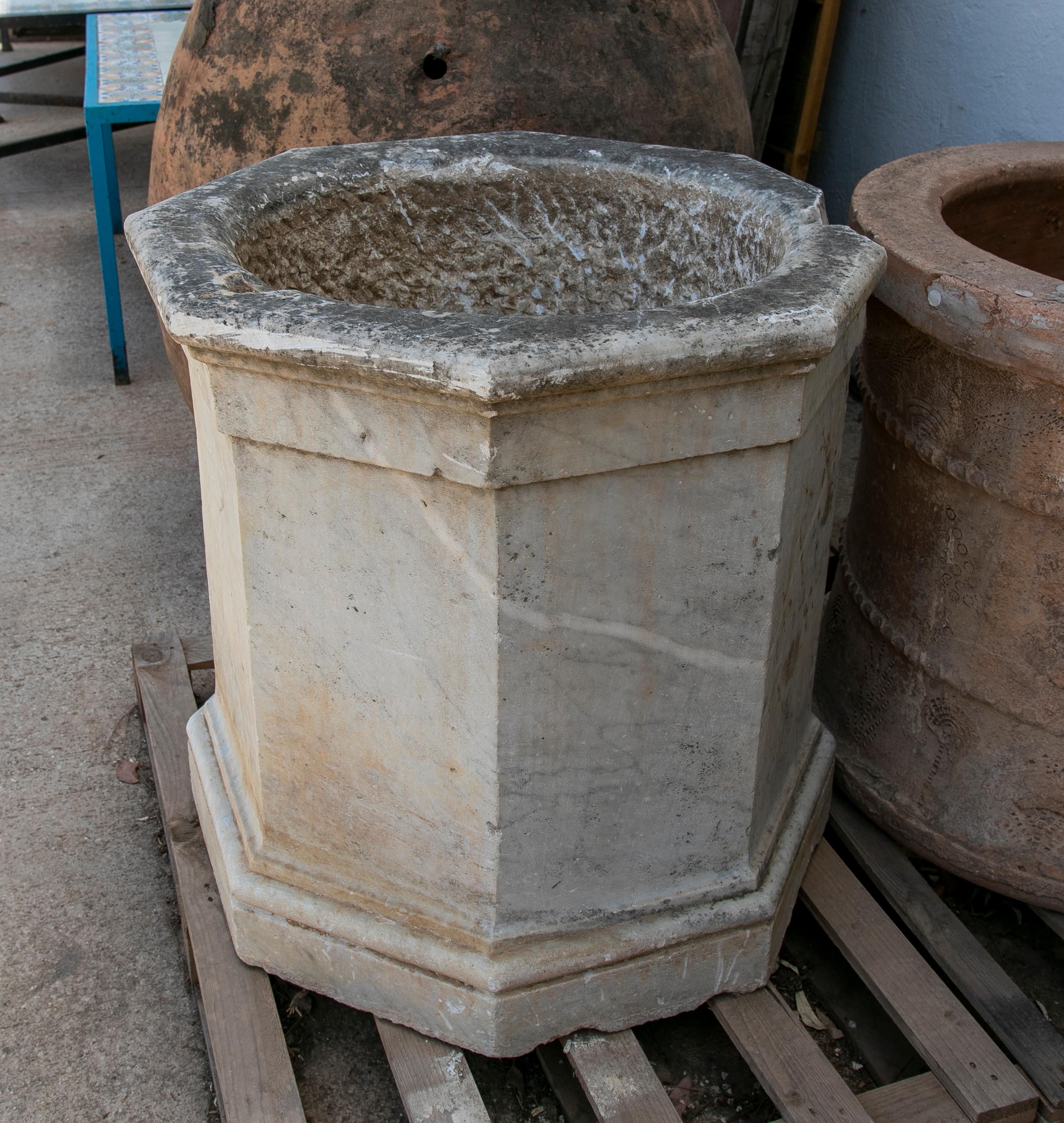 18th Century Spainish Hand-Carved Marble Well Spout For Sale 5