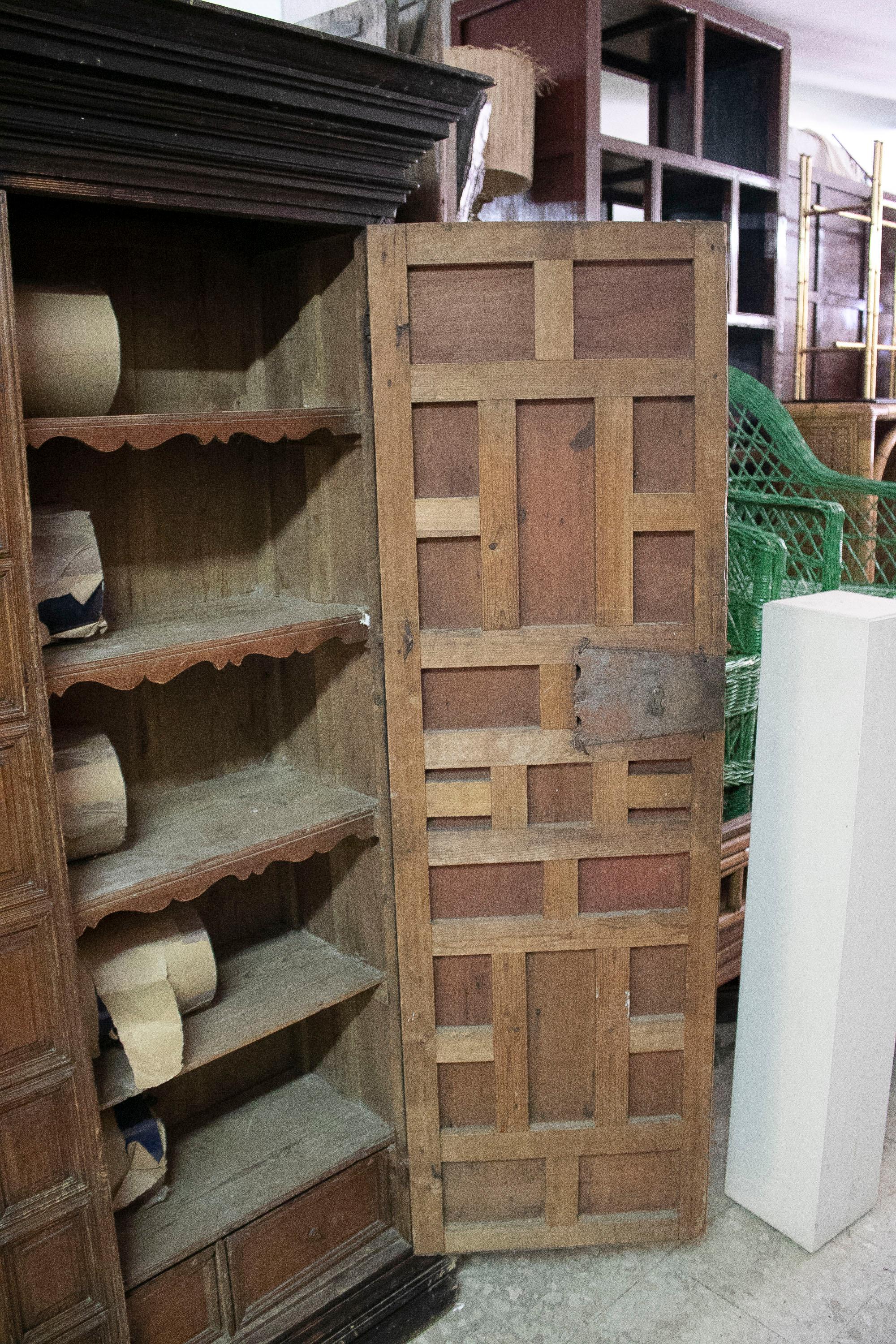 18th Century Spanish 2-Door Cupboard Cabinet w/ Raised Panels In Good Condition For Sale In Marbella, ES