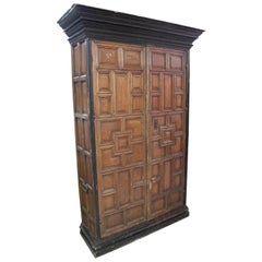 Armoire espagnole du 18e siècle à 2 portes avec panneaux surélevés