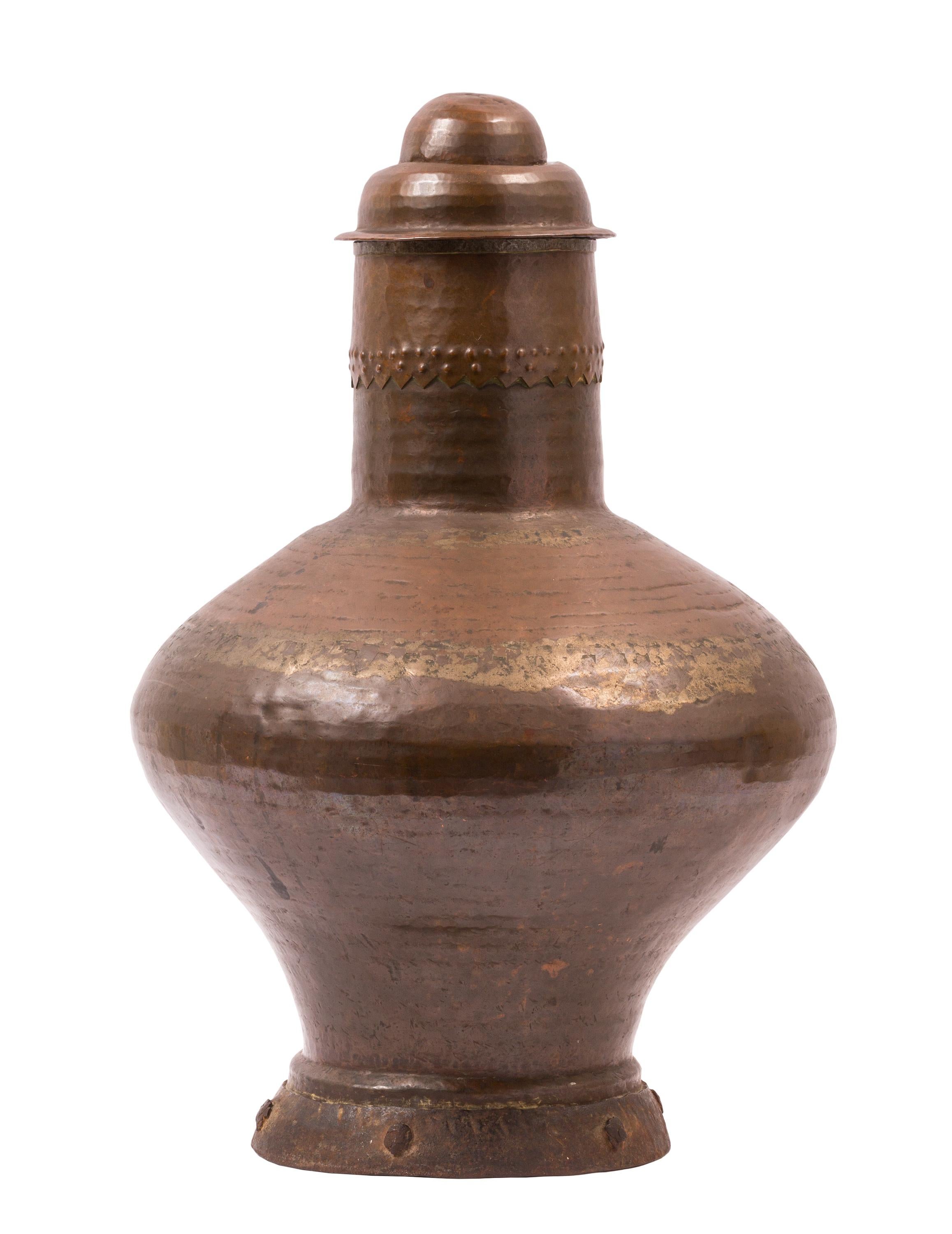Islamico Antica brocca per acqua in rame in stile arabo spagnolo con coperchio a cupola composto in vendita