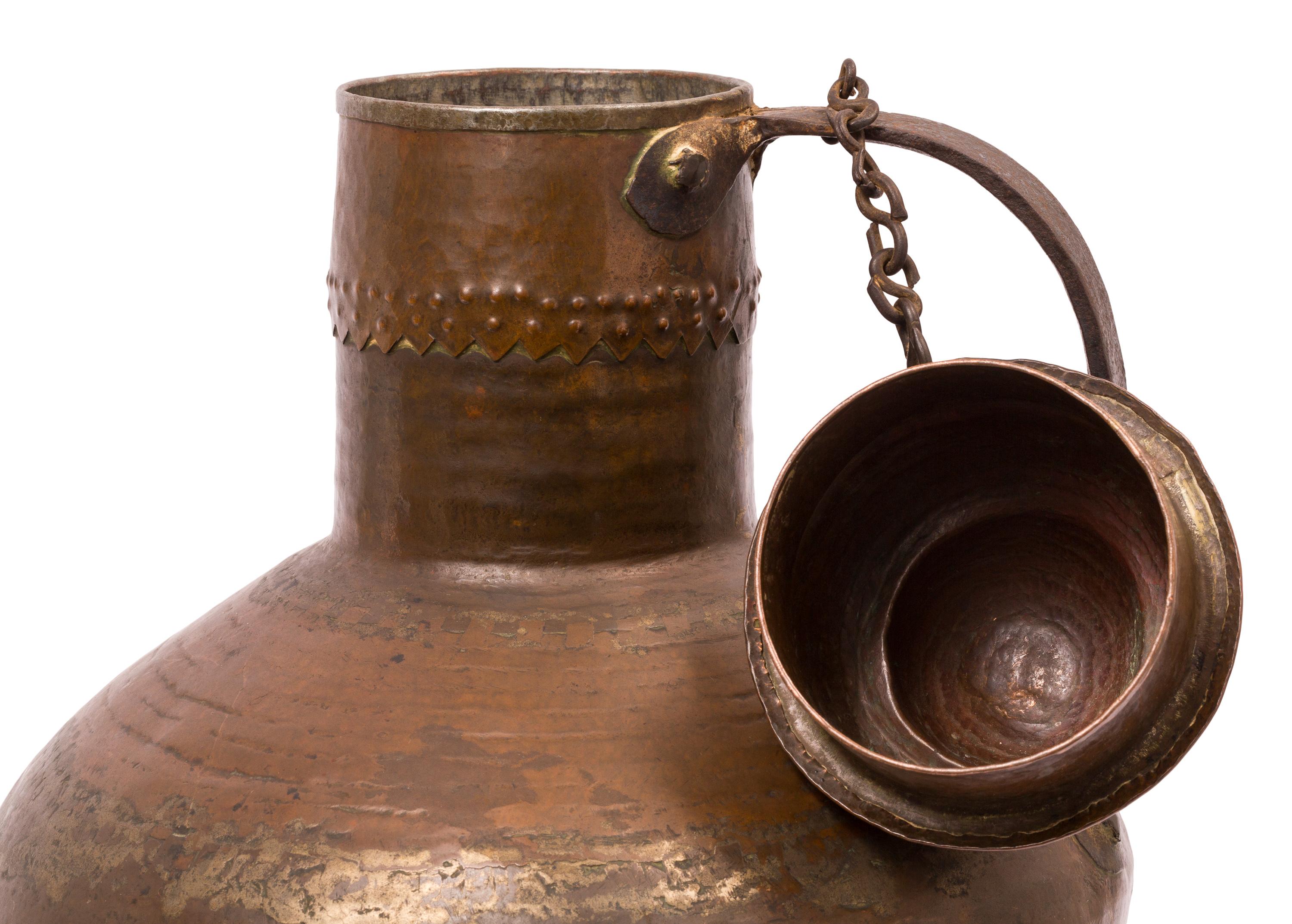 Spagnolo Antica brocca per acqua in rame in stile arabo spagnolo con coperchio a cupola composto in vendita