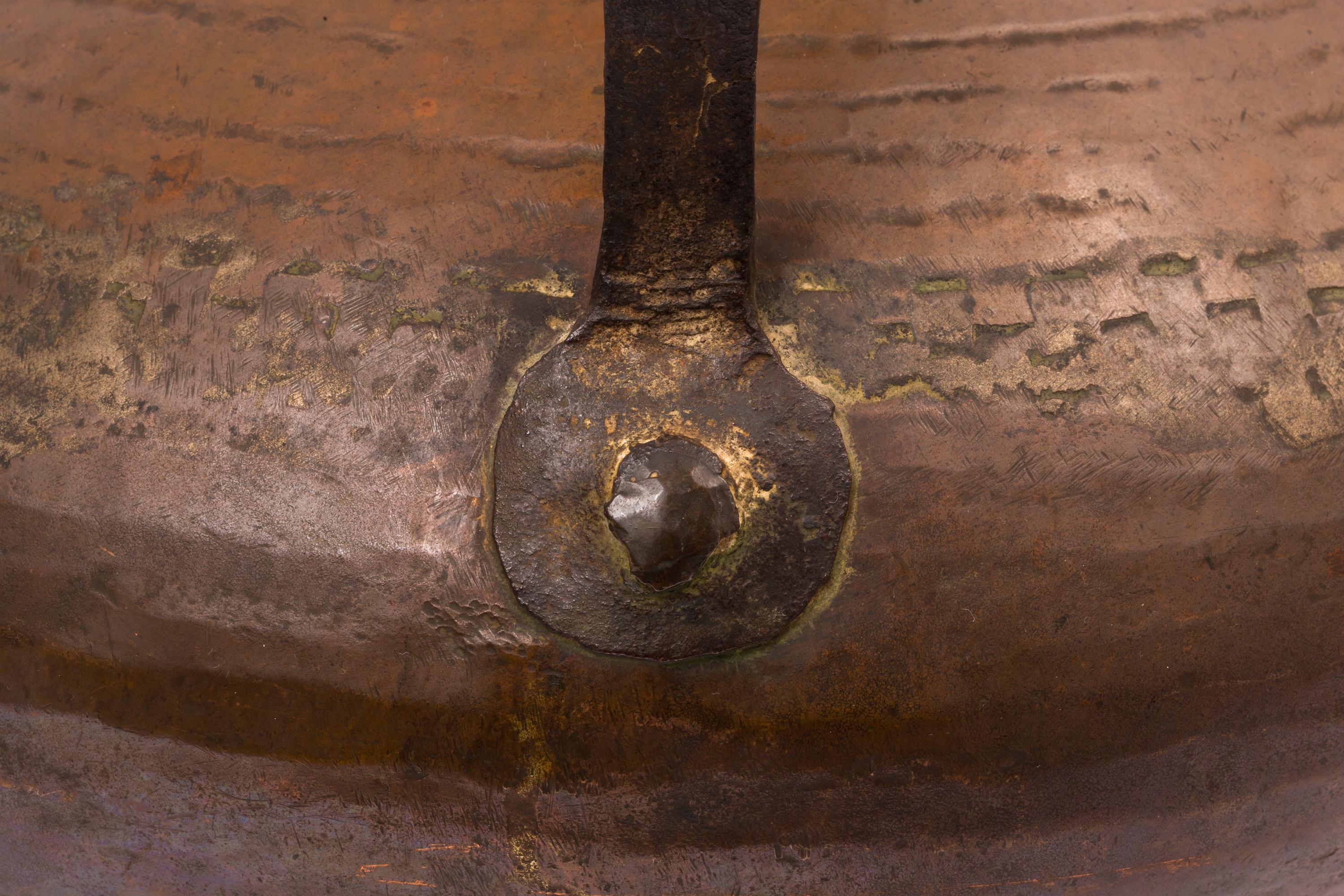 Antica brocca per acqua in rame in stile arabo spagnolo con coperchio a cupola composto In condizioni buone in vendita a Madrid, ES