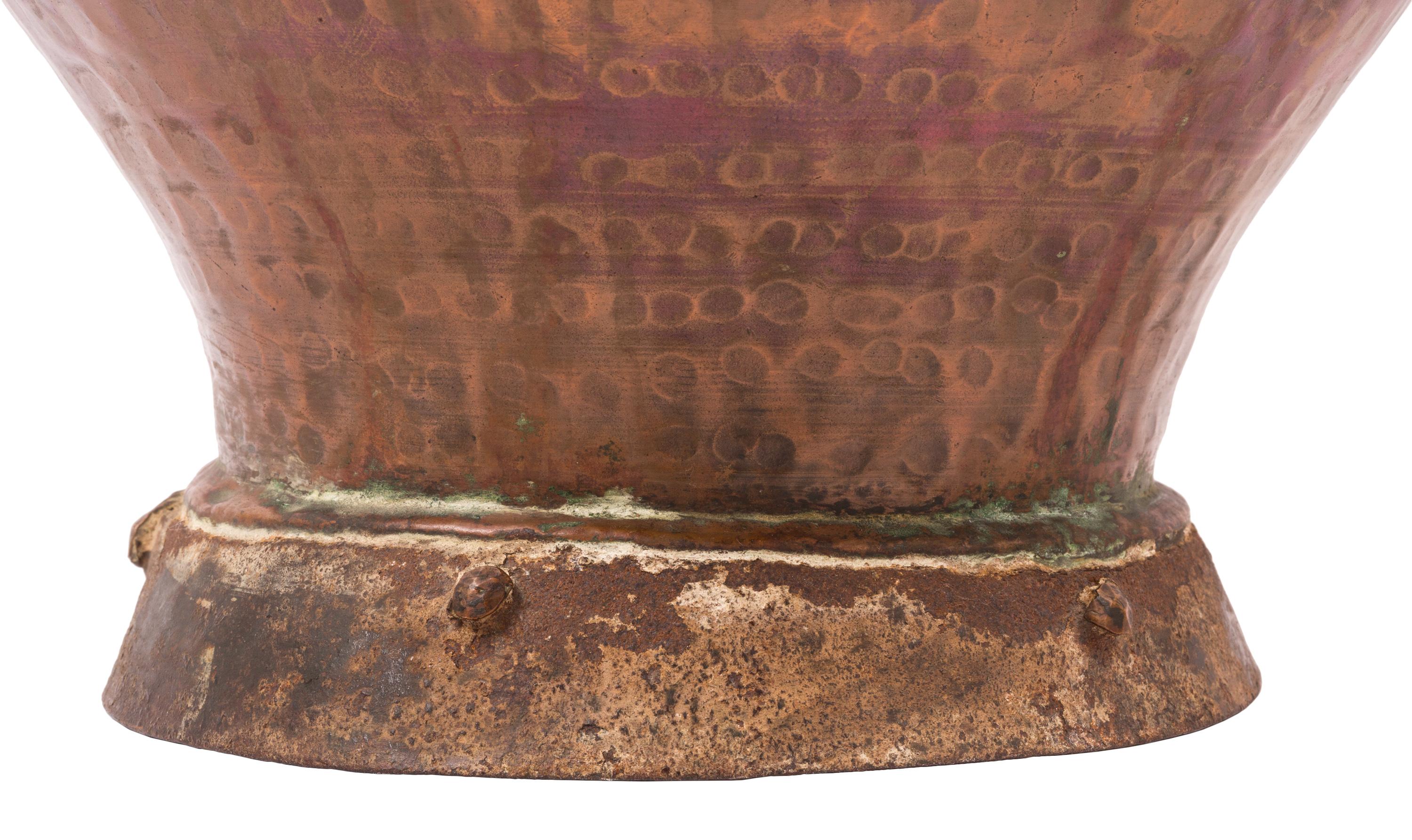 Jarra de cobre para agua / leche de estilo árabe español del siglo XVIII con costura decorativa Español en venta