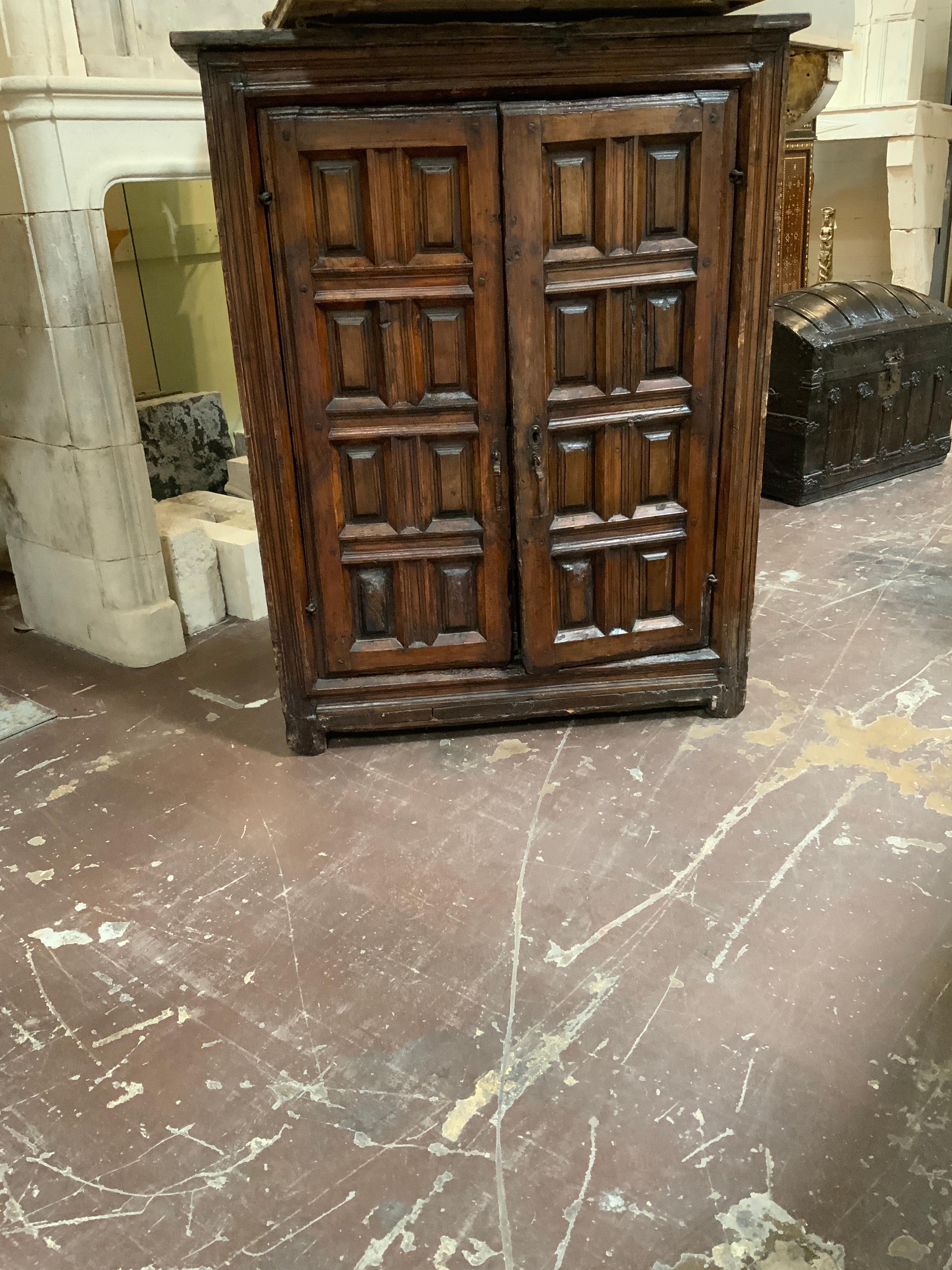 Beautiful solid white oak armoire or 18th century is an excellent example of Spanish furniture during the 1700s. With a wonderfully wood piece that can be used as a wardrobe or large moveable cupboard.
