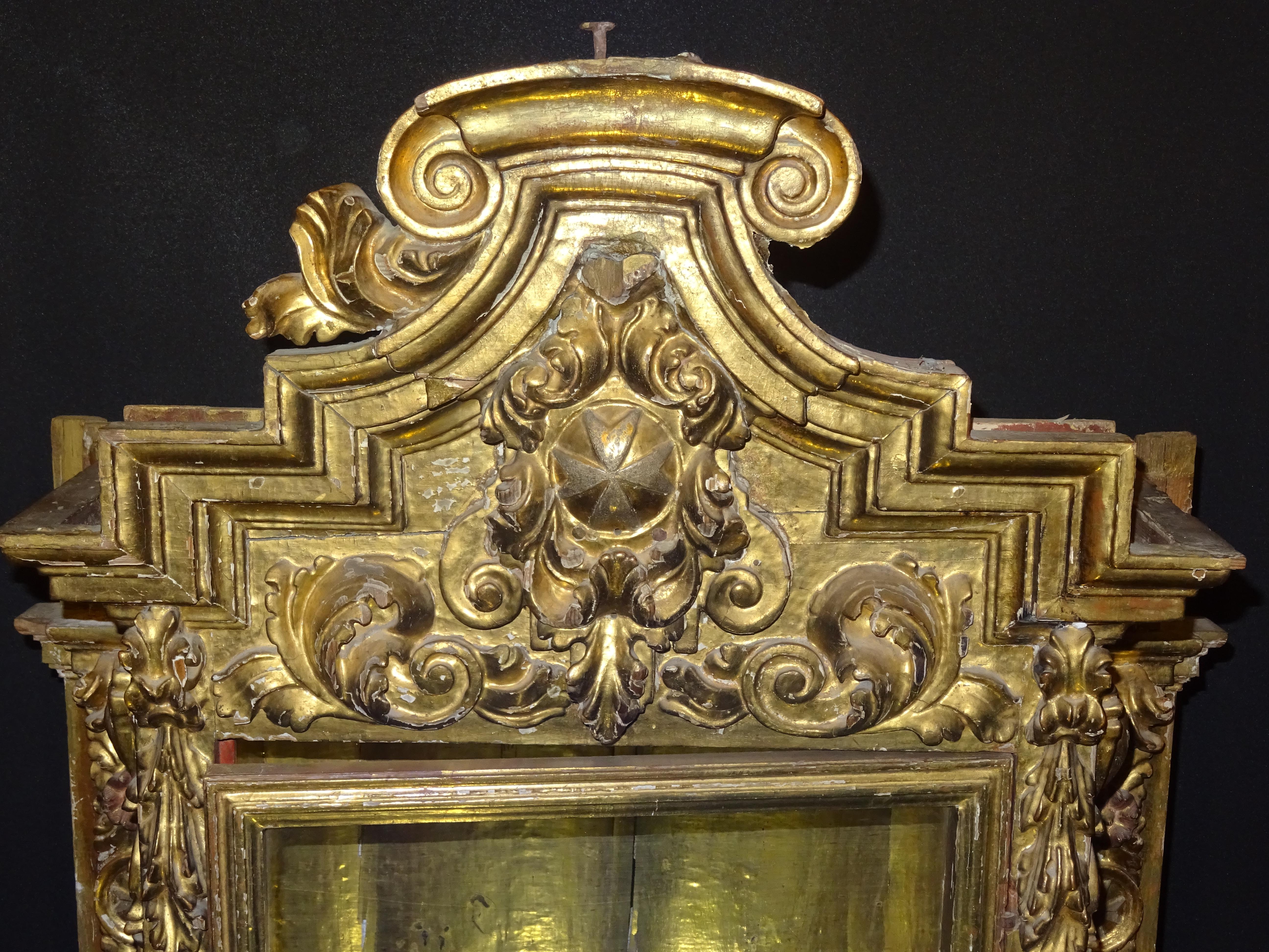 Outstanding Spanish Baroque display or vitrine in floral carved and gilded wood with a gold leaves and burnished with agate stone. It has a door with blown original glass as well as the sides.
It has some losses of wood and gold, normal for his