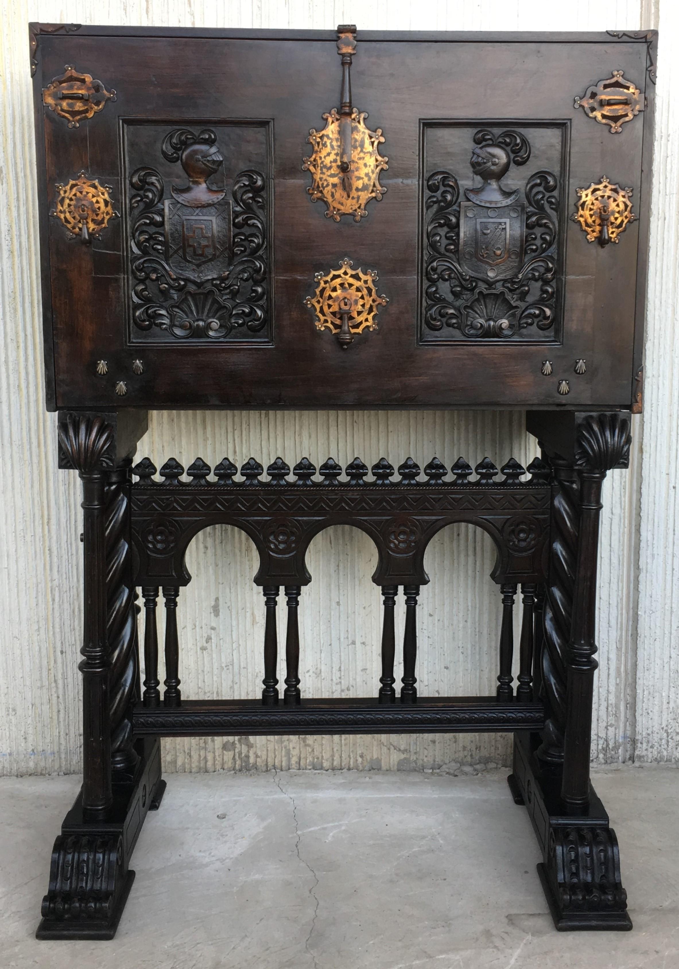 This exquisite Baroque style cabinet is made of walnut veneer on a solid oakwood core.
The cabinet it´s a luxury cabinet which was in the ownership of high-ranking merchant families.
Barguen~o of Salamanca model, also called columns, with hinged