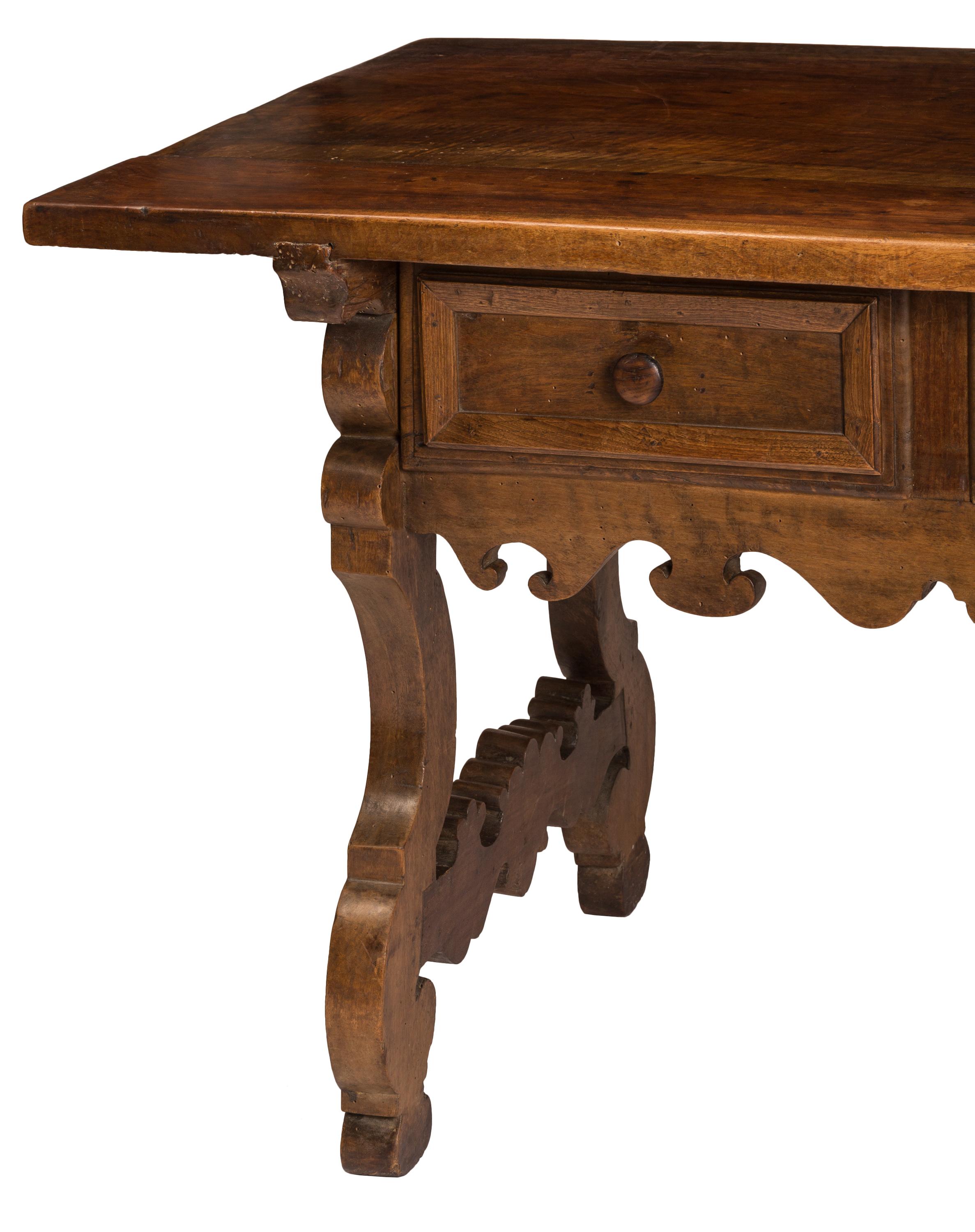 Sculpté Bureau baroque espagnol du 18ème siècle à deux tiroirs de style à tréteaux en vente