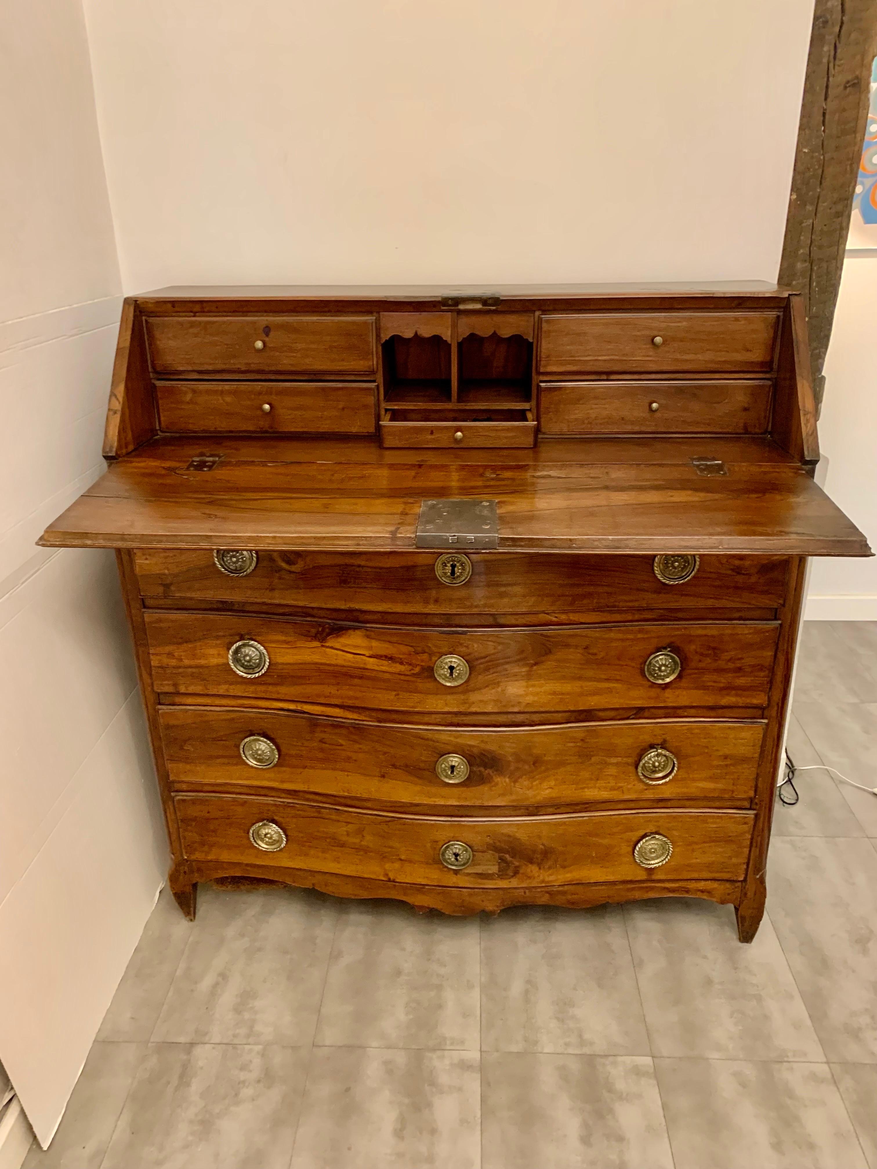 This is a beautiful Spanish desk from the 18th century, Carlos III era. Made of walnut wood in complete pieces of wood, both on the sides, drawer fronts and lid with a hidden 