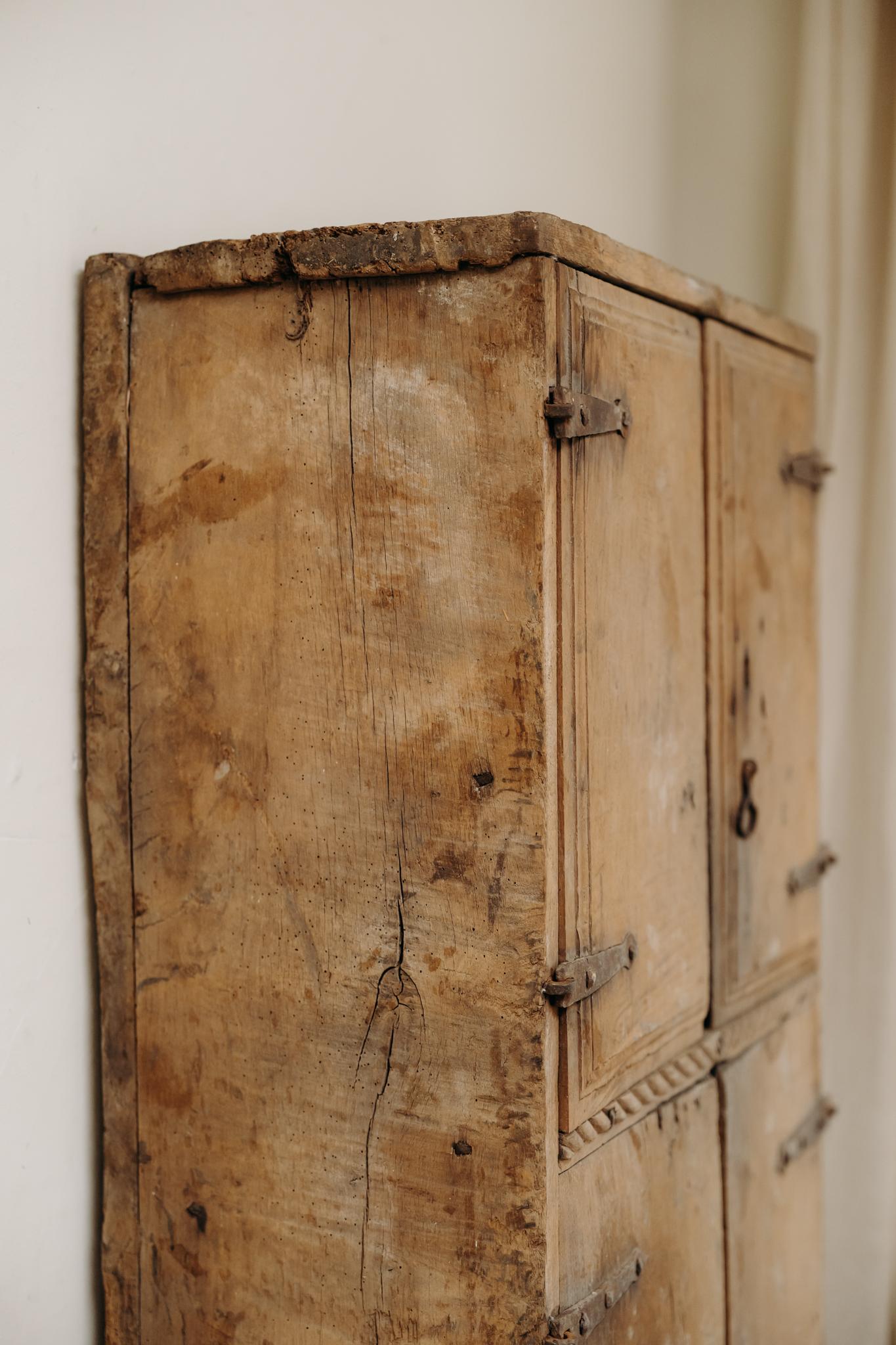 Armoire espagnole du 18e siècle en vente 9