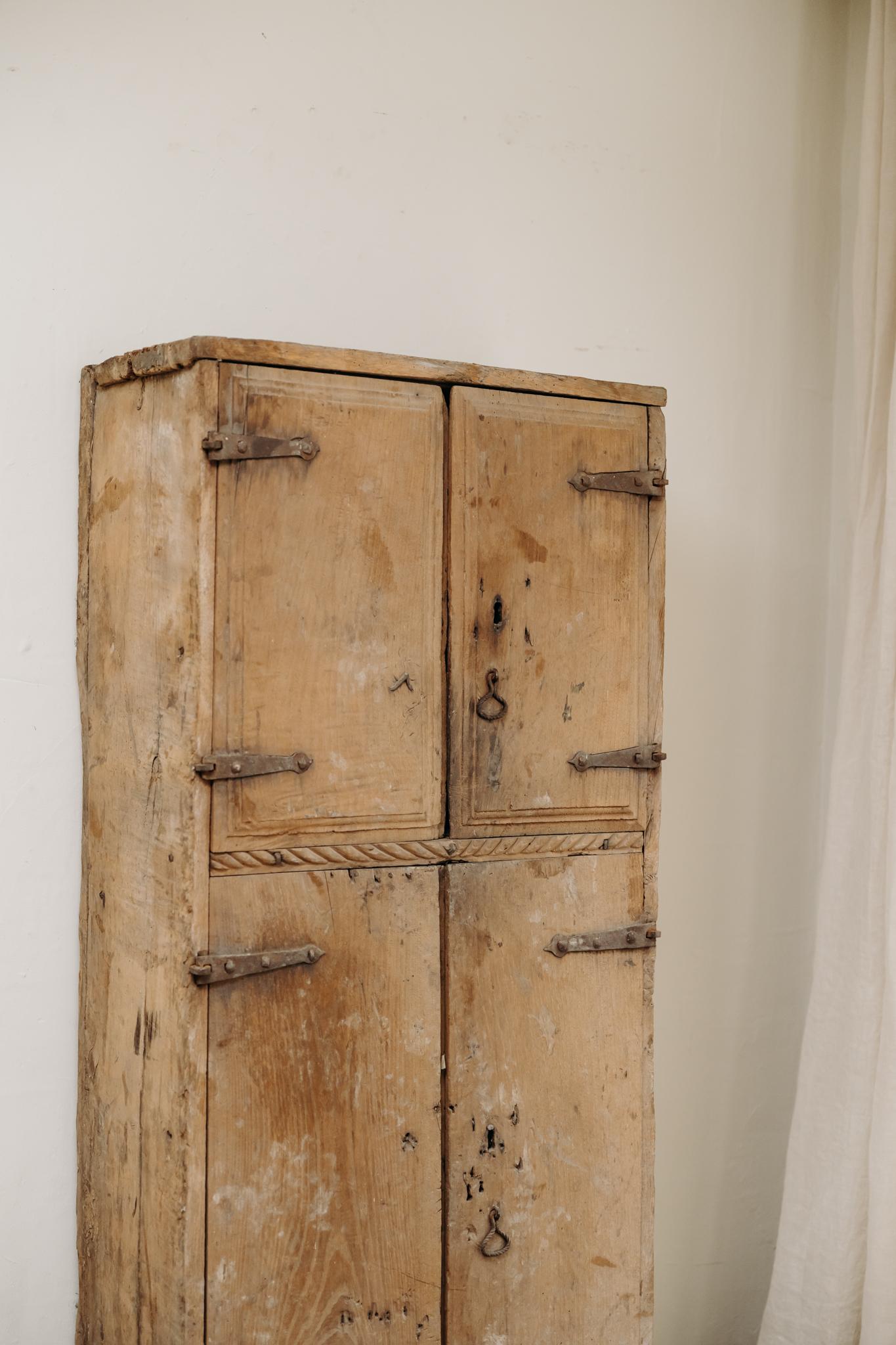 Armoire espagnole du 18e siècle en vente 12
