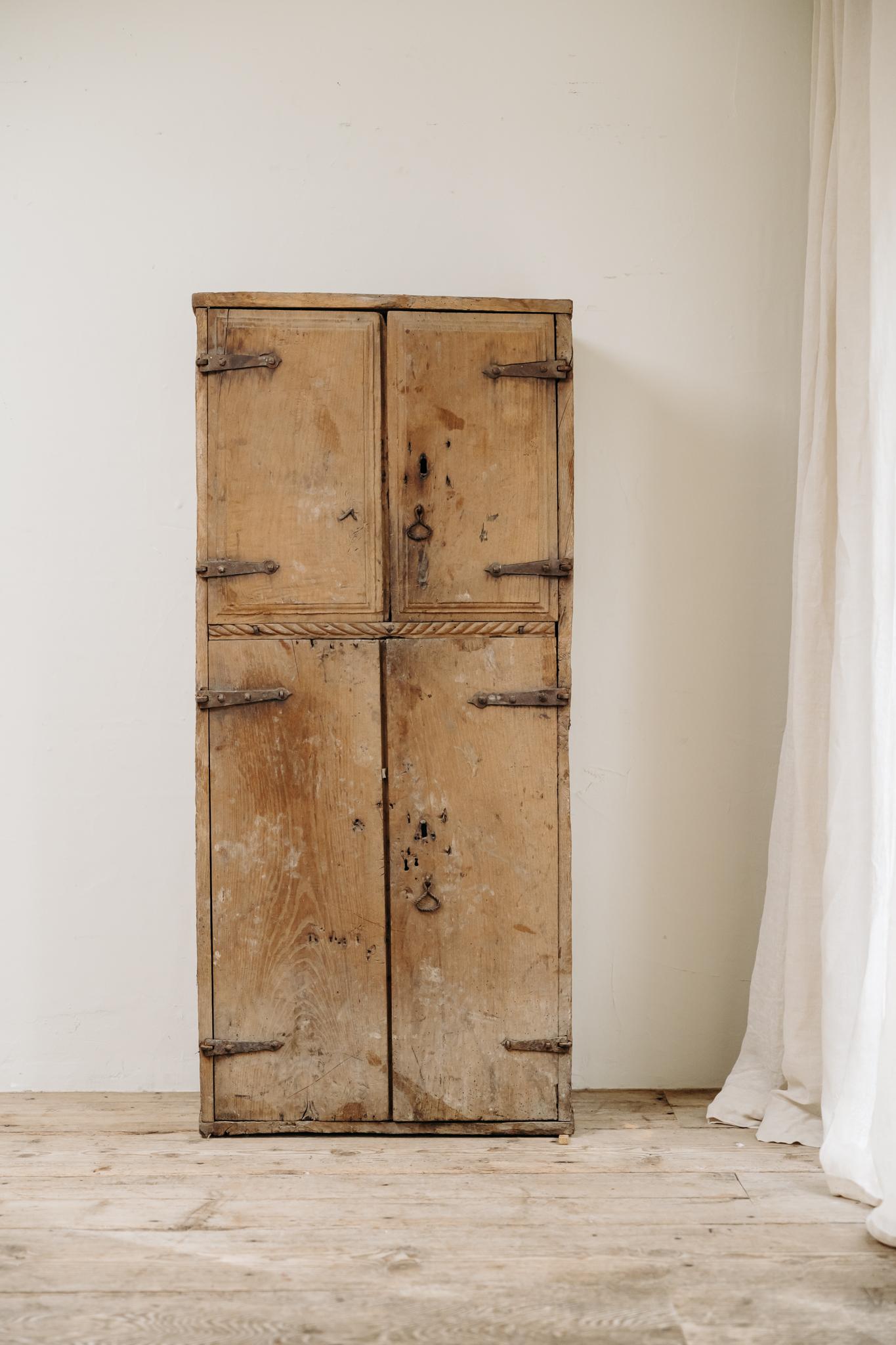 Espagnol Armoire espagnole du 18e siècle en vente