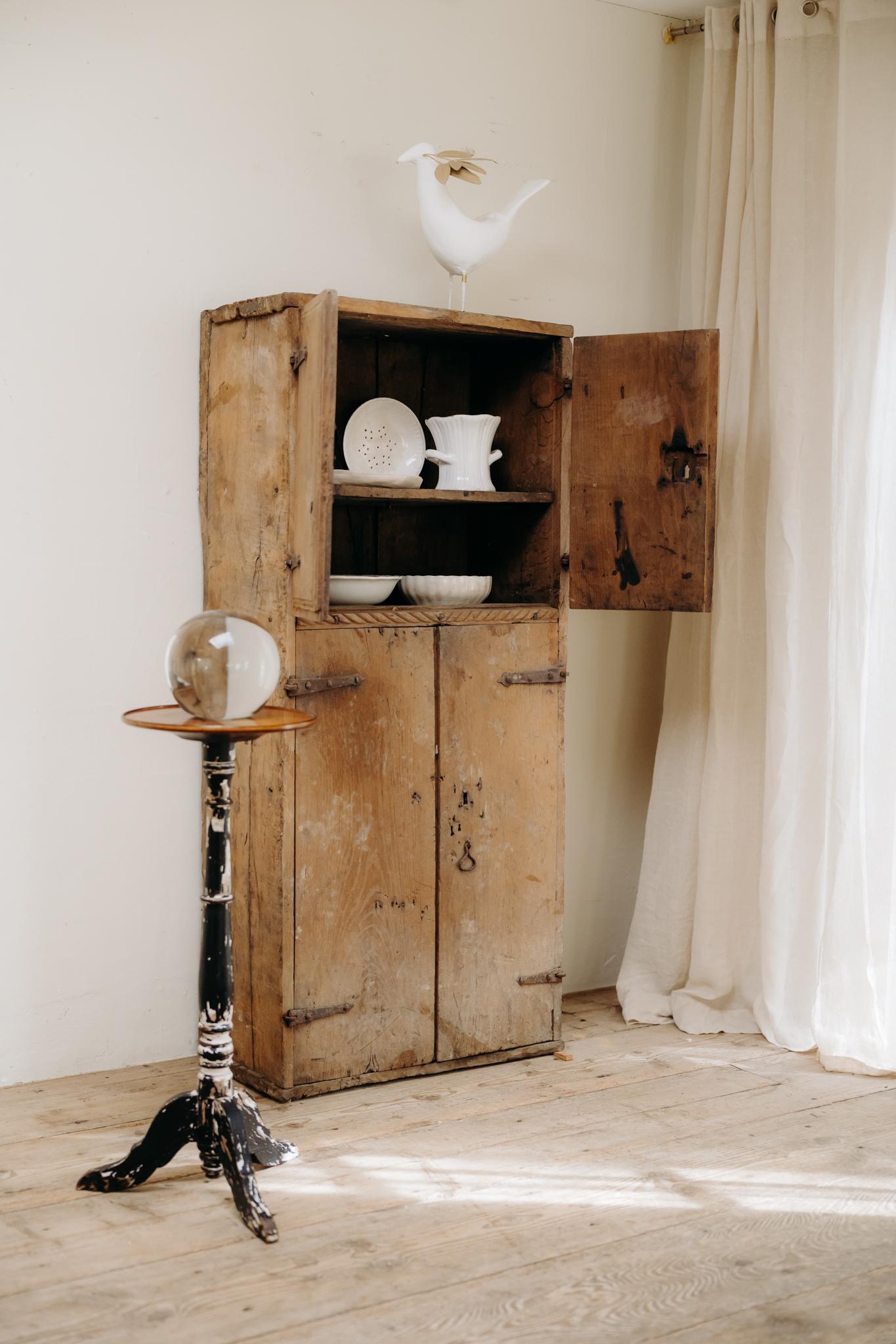 XVIIIe siècle Armoire espagnole du 18e siècle en vente