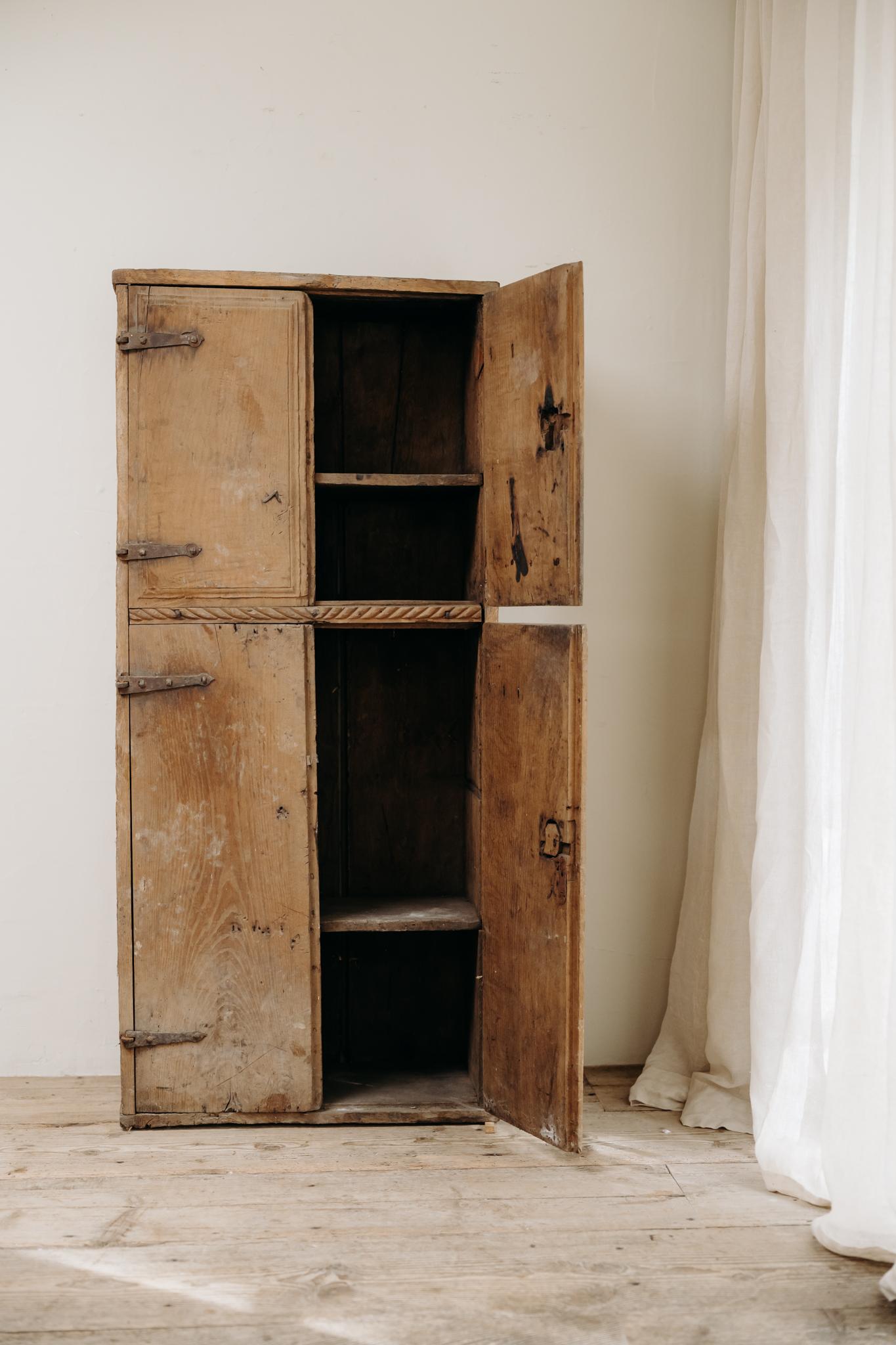 Chêne Armoire espagnole du 18e siècle en vente