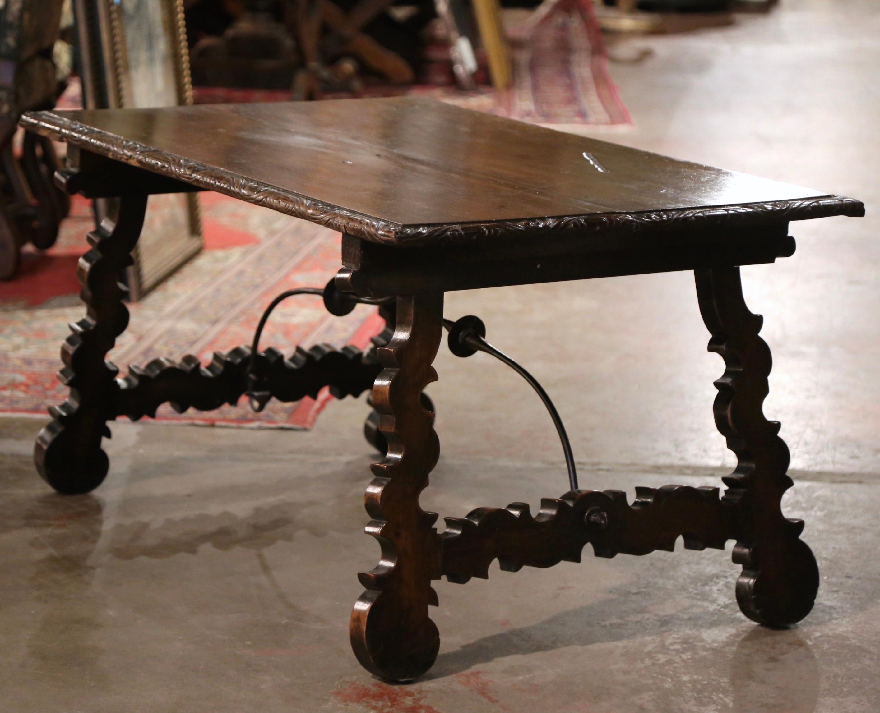 Fer forgé Table basse espagnole du 18ème siècle en noyer sculpté avec châssis en fer en vente