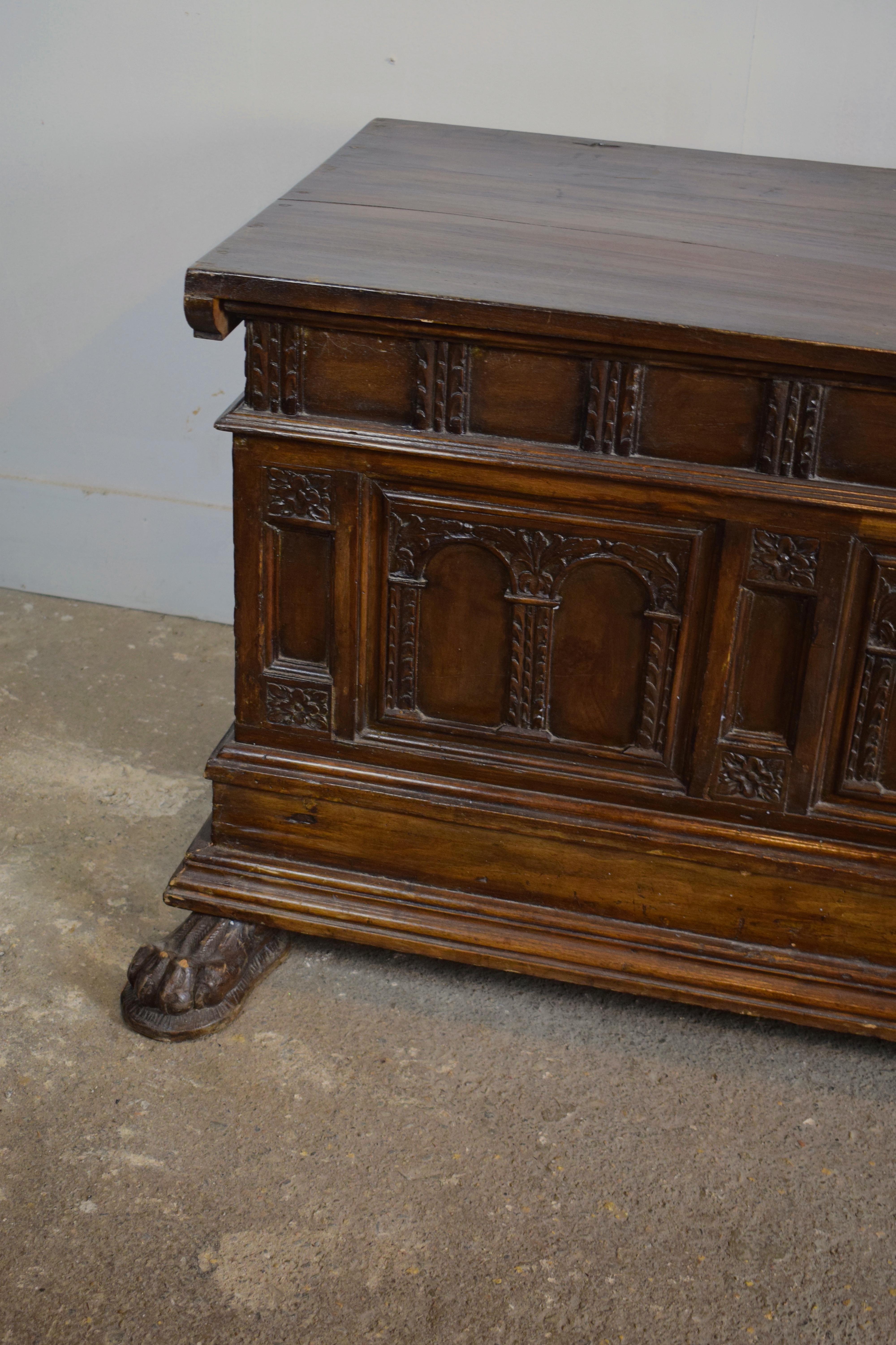 18th Century Spanish Carved Walnut Coffer In Good Condition For Sale In Vulpellac, Girona