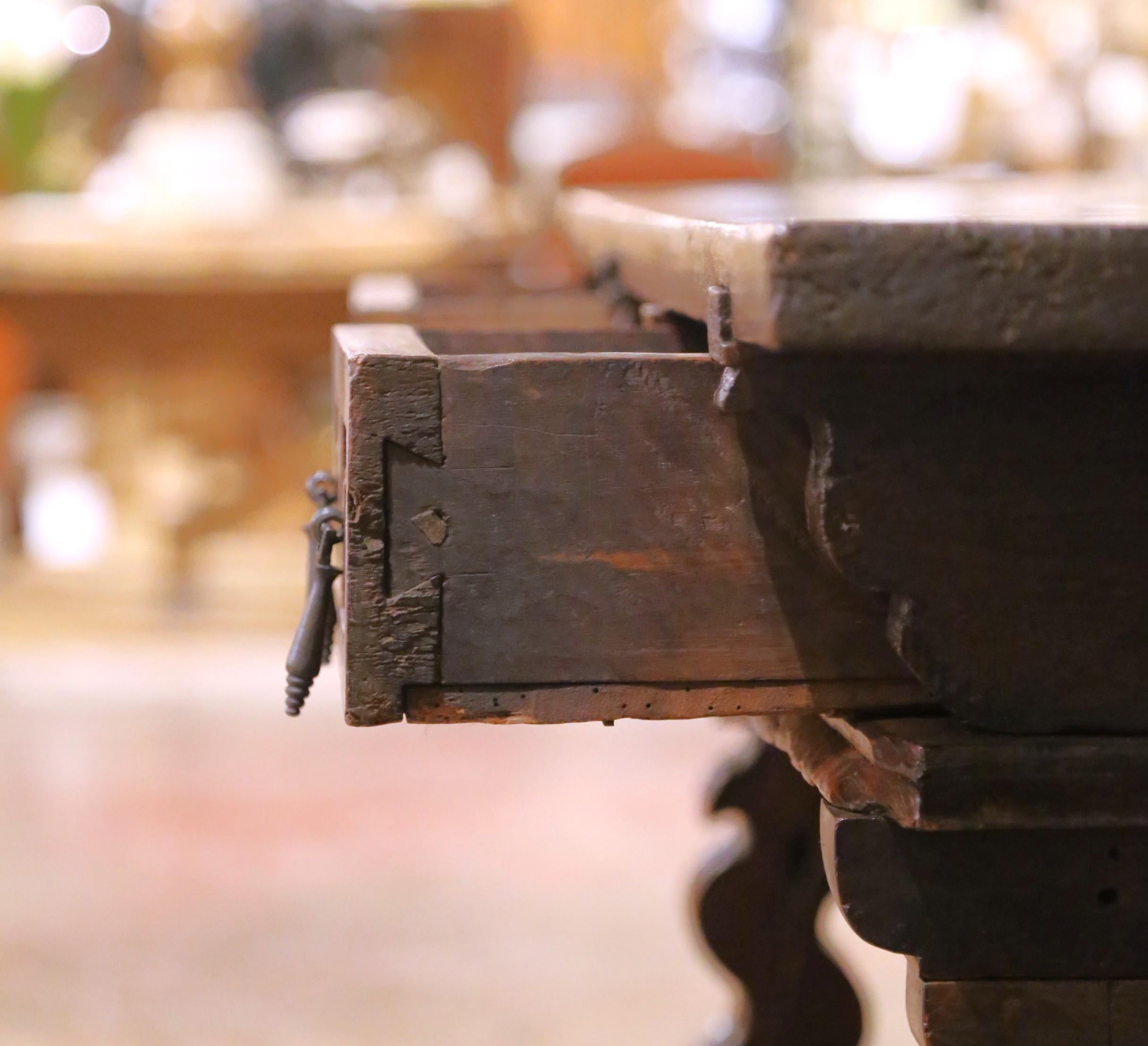 Spanischer Nussbaumschreibtisch mit geschnitzter Platte und drei Schubladen aus dem 18. im Angebot 3