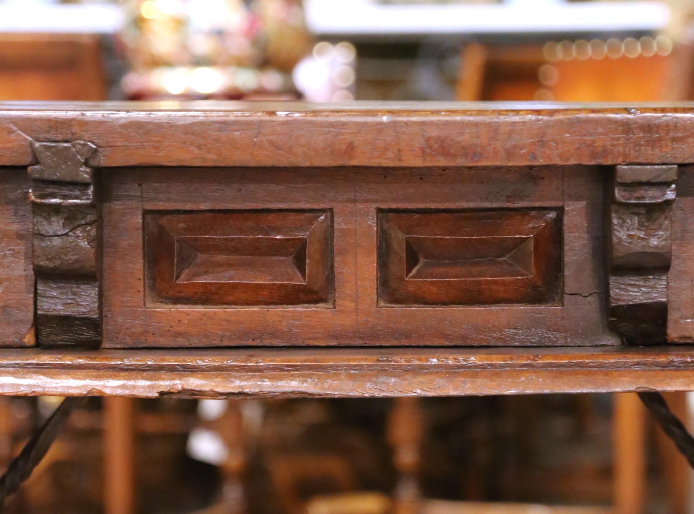 Spanischer Nussbaumschreibtisch mit geschnitzter Platte und drei Schubladen aus dem 18. im Angebot 5