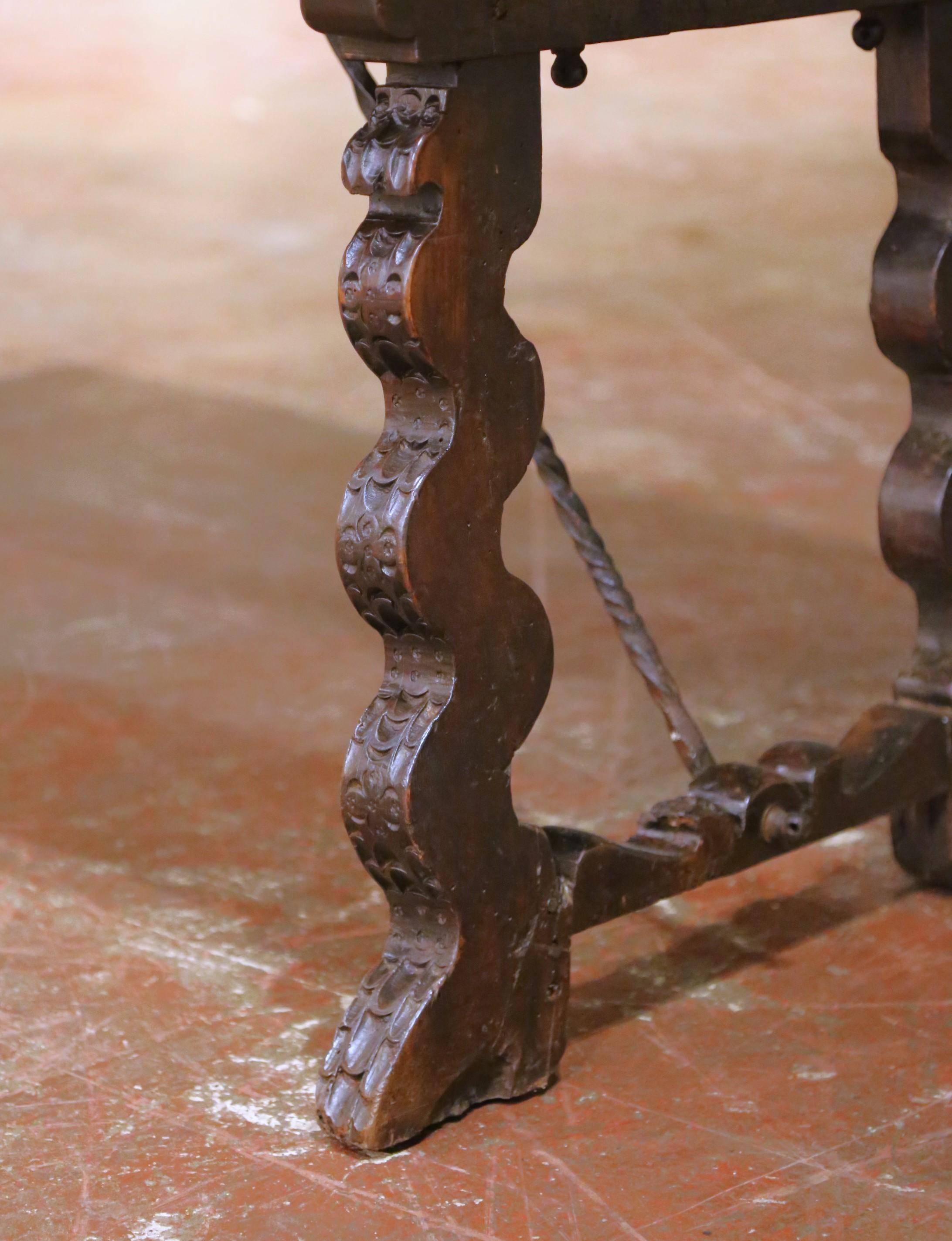 Spanischer Nussbaumschreibtisch mit geschnitzter Platte und drei Schubladen aus dem 18. im Angebot 6