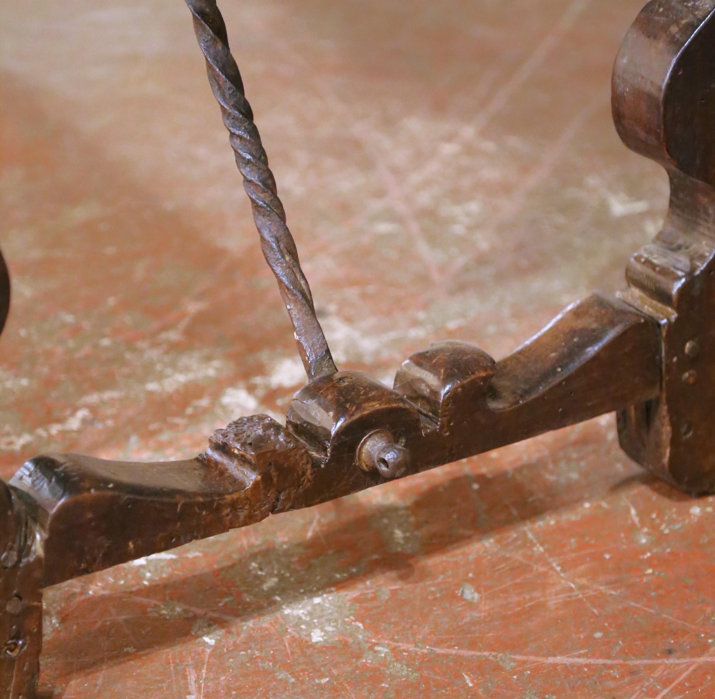 Spanischer Nussbaumschreibtisch mit geschnitzter Platte und drei Schubladen aus dem 18. im Angebot 7