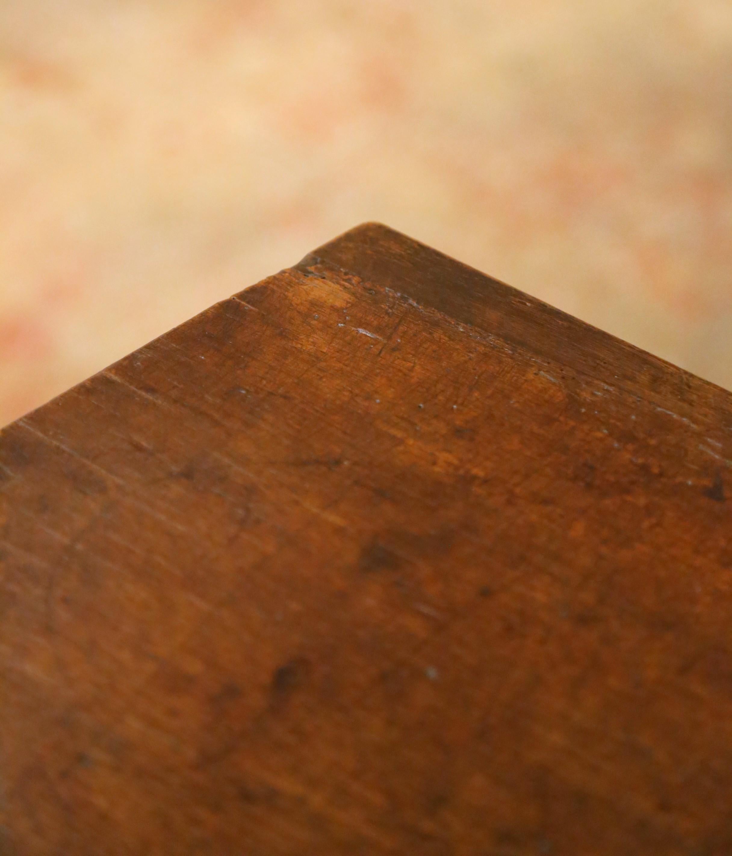 Spanischer Nussbaumschreibtisch mit geschnitzter Platte und drei Schubladen aus dem 18. im Angebot 8