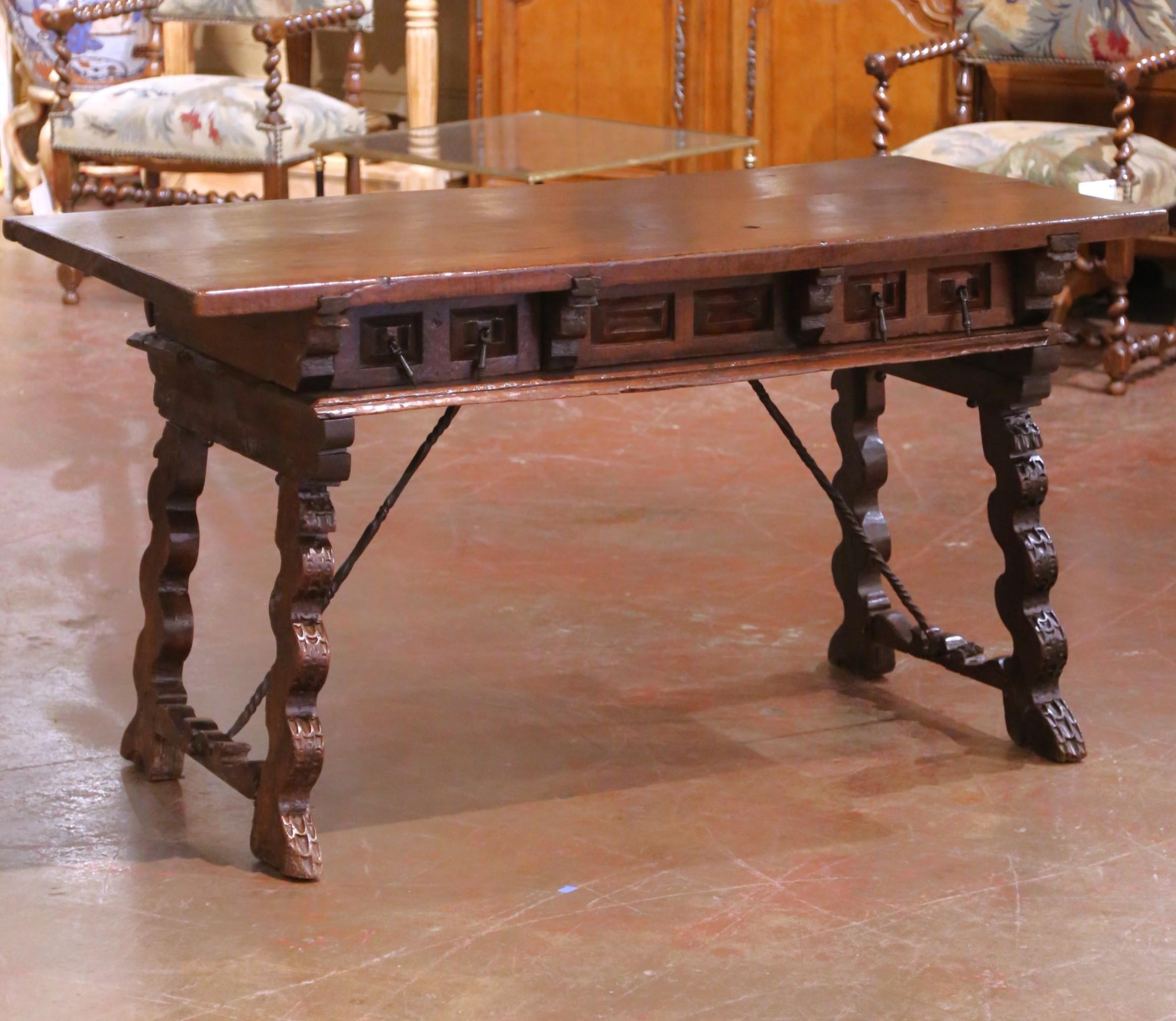 Bringen Sie zeitlose europäische Eleganz in Ihr Heim oder Büro mit diesem außergewöhnlichen antiken Partnerschreibtisch, der um 1780 in Spanien gefertigt wurde. Der Schreibtisch ist ein schönes Beispiel für das Design des spanischen Spätbarocks. Er