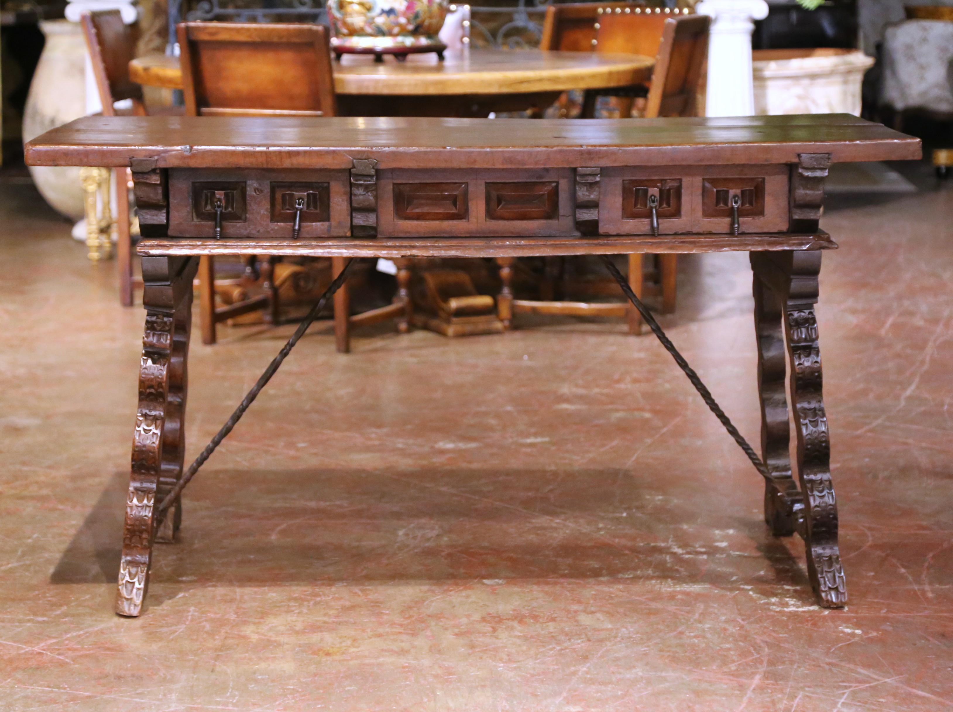 Spanischer Nussbaumschreibtisch mit geschnitzter Platte und drei Schubladen aus dem 18. (Barock) im Angebot