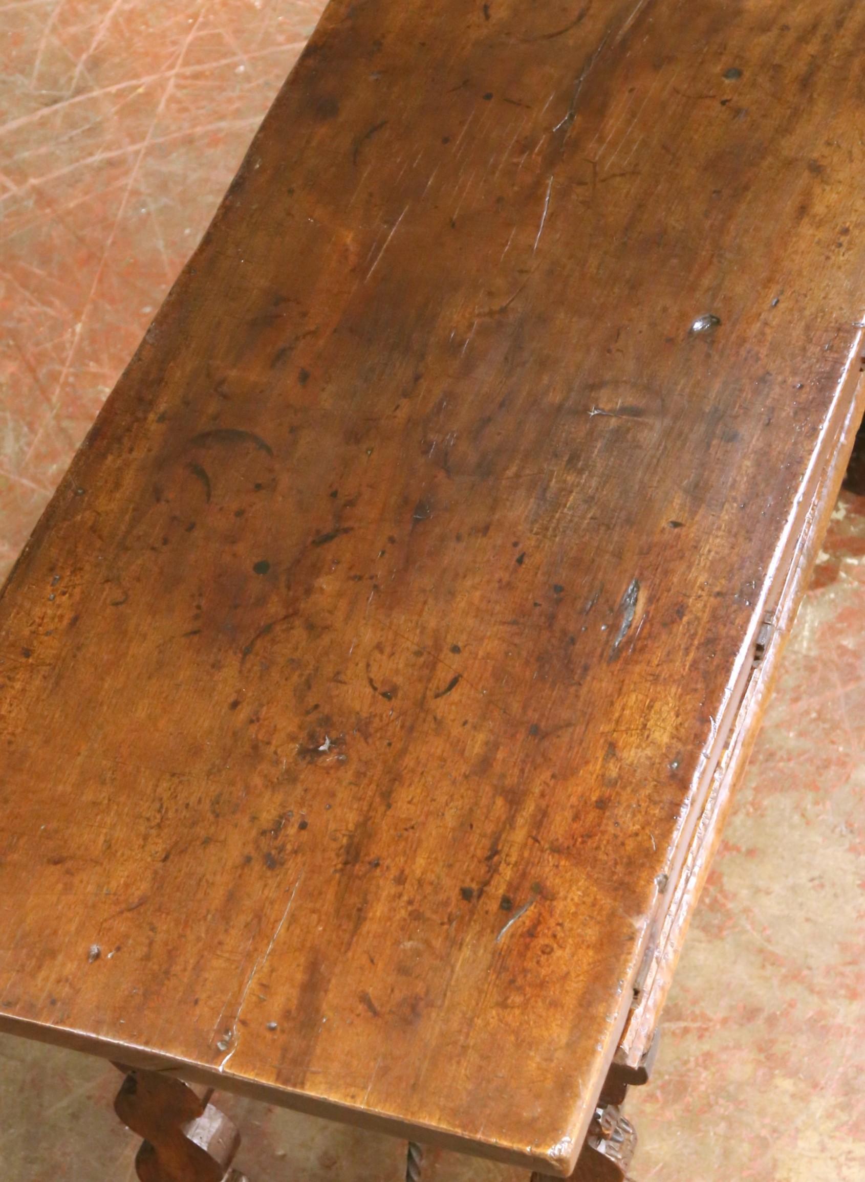 Spanischer Nussbaumschreibtisch mit geschnitzter Platte und drei Schubladen aus dem 18. (Handgeschnitzt) im Angebot