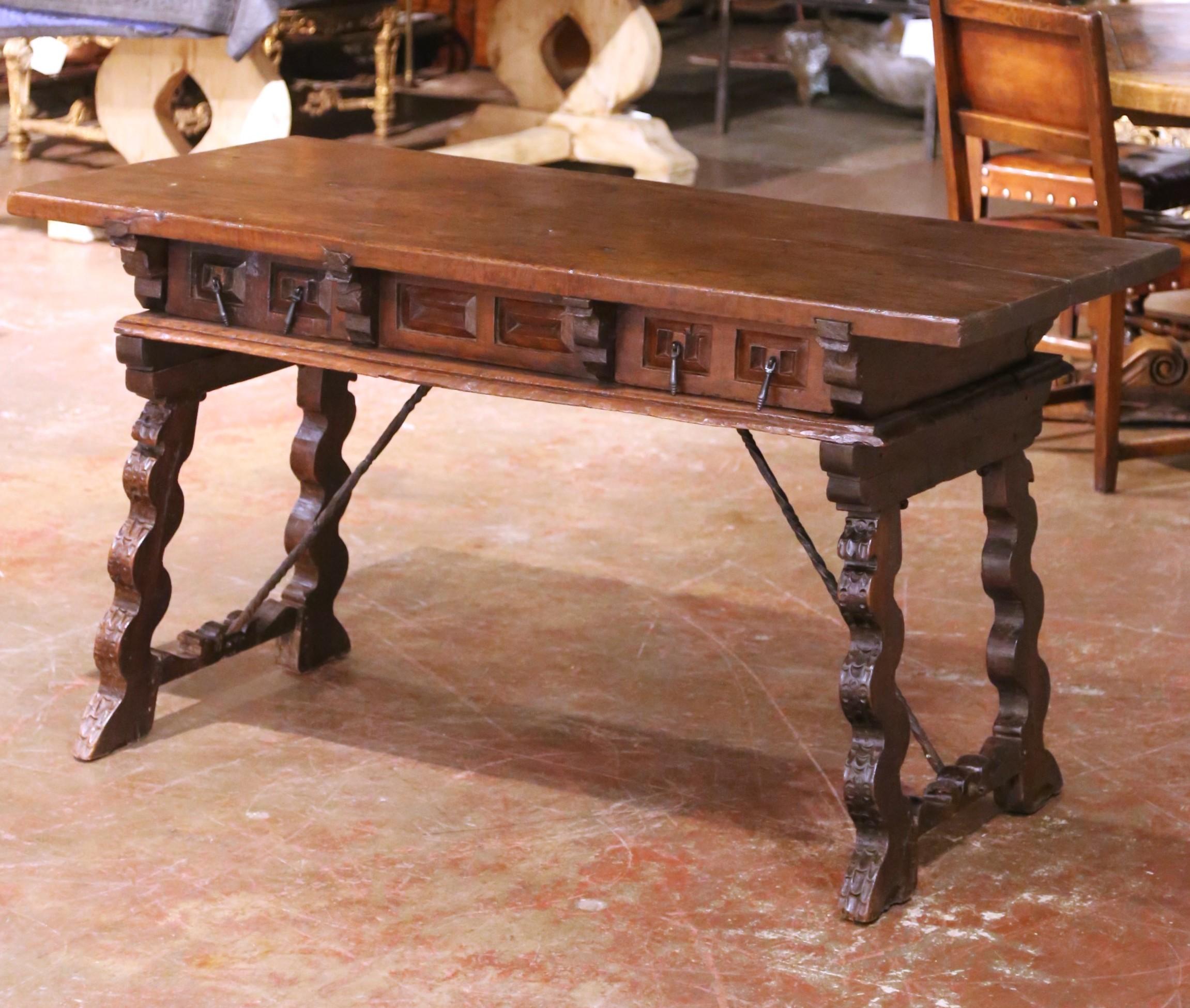 Spanischer Nussbaumschreibtisch mit geschnitzter Platte und drei Schubladen aus dem 18. im Zustand „Hervorragend“ im Angebot in Dallas, TX